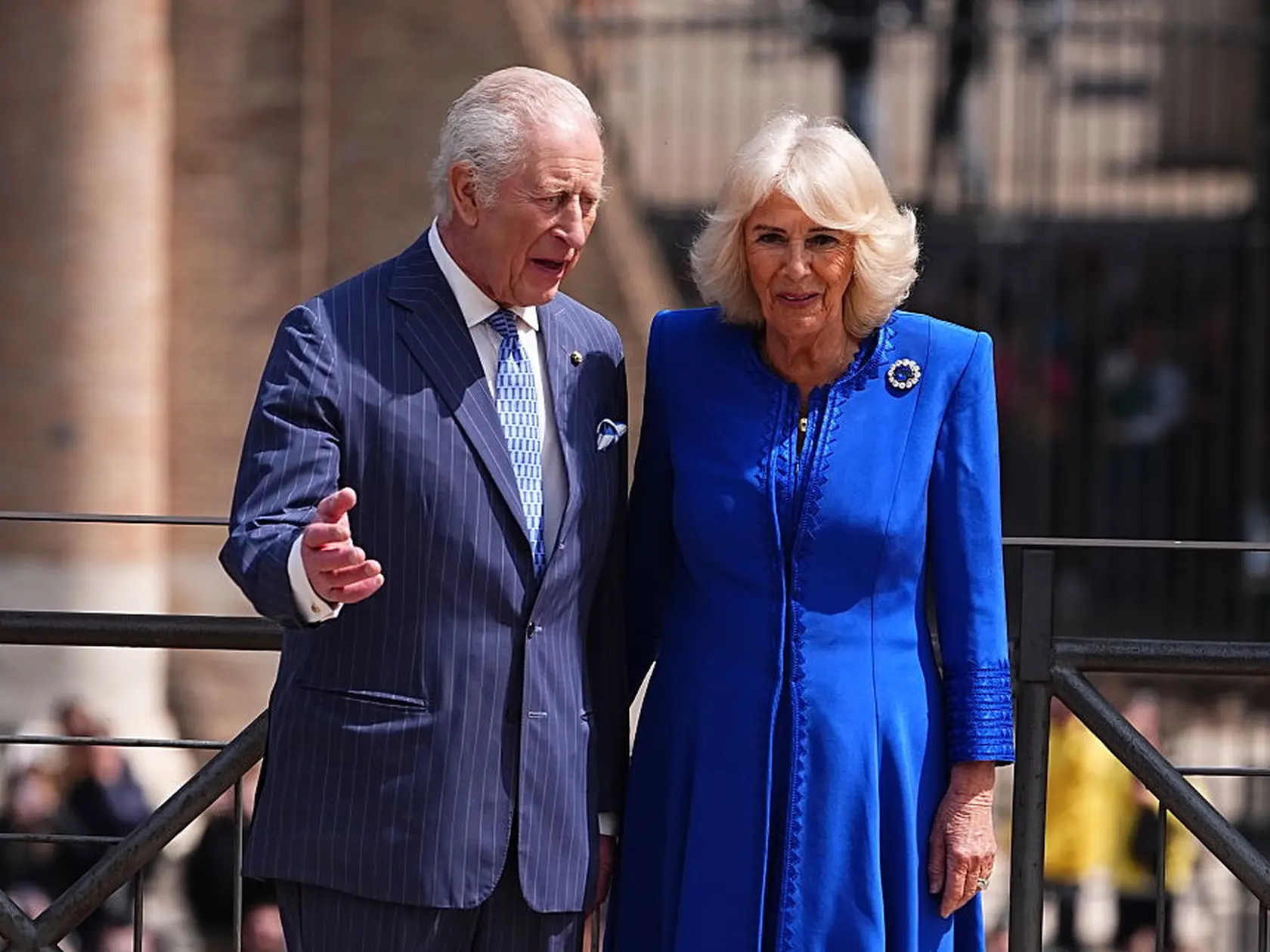 Kráľ Karol III. a kráľovná Camilla navštevujú Koloseum v Ríme počas druhého dňa svojej štvordňovej štátnej návštevy Talianska.