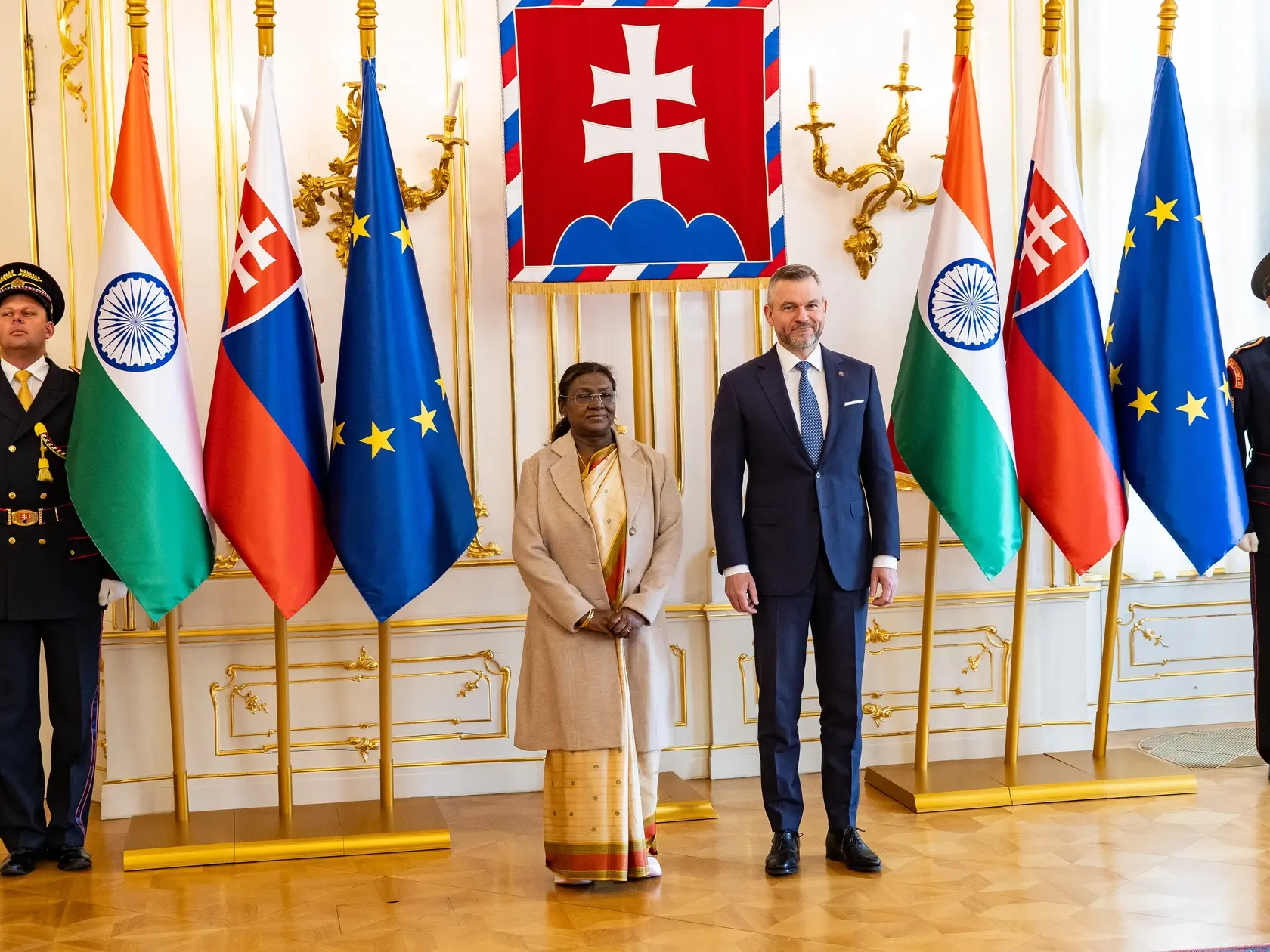 Prezident SR Peter Pellegrini víta v Grasalkovičovom paláci prezidentku Indickej republiky Draupadi Murmúovú.
