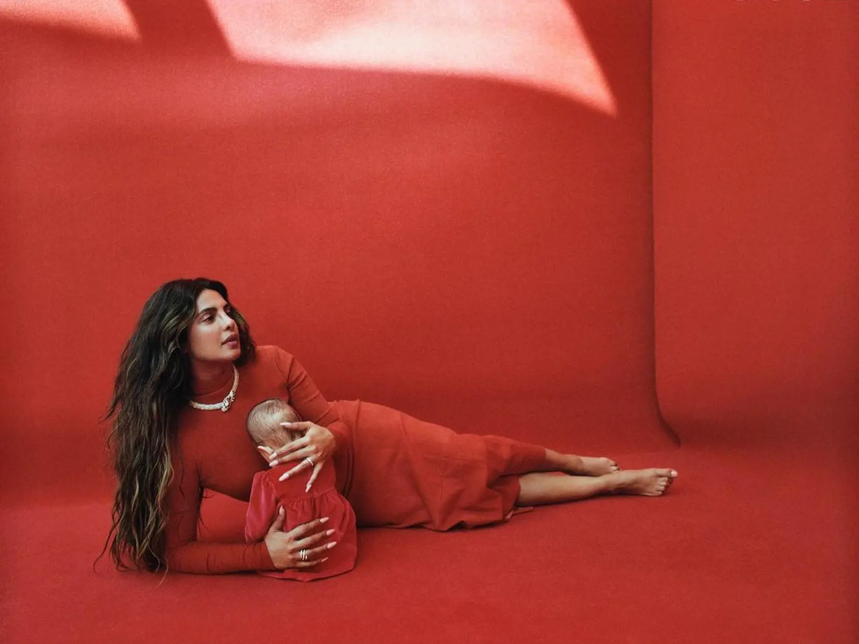 Fotenie pre Vogue zazdieľala aj na svojom Instagrame. Maličká Malti Marie Chopra Jonas nemala ľahký príchod na svet, ale dnes je z nej malá ročná slečna.
