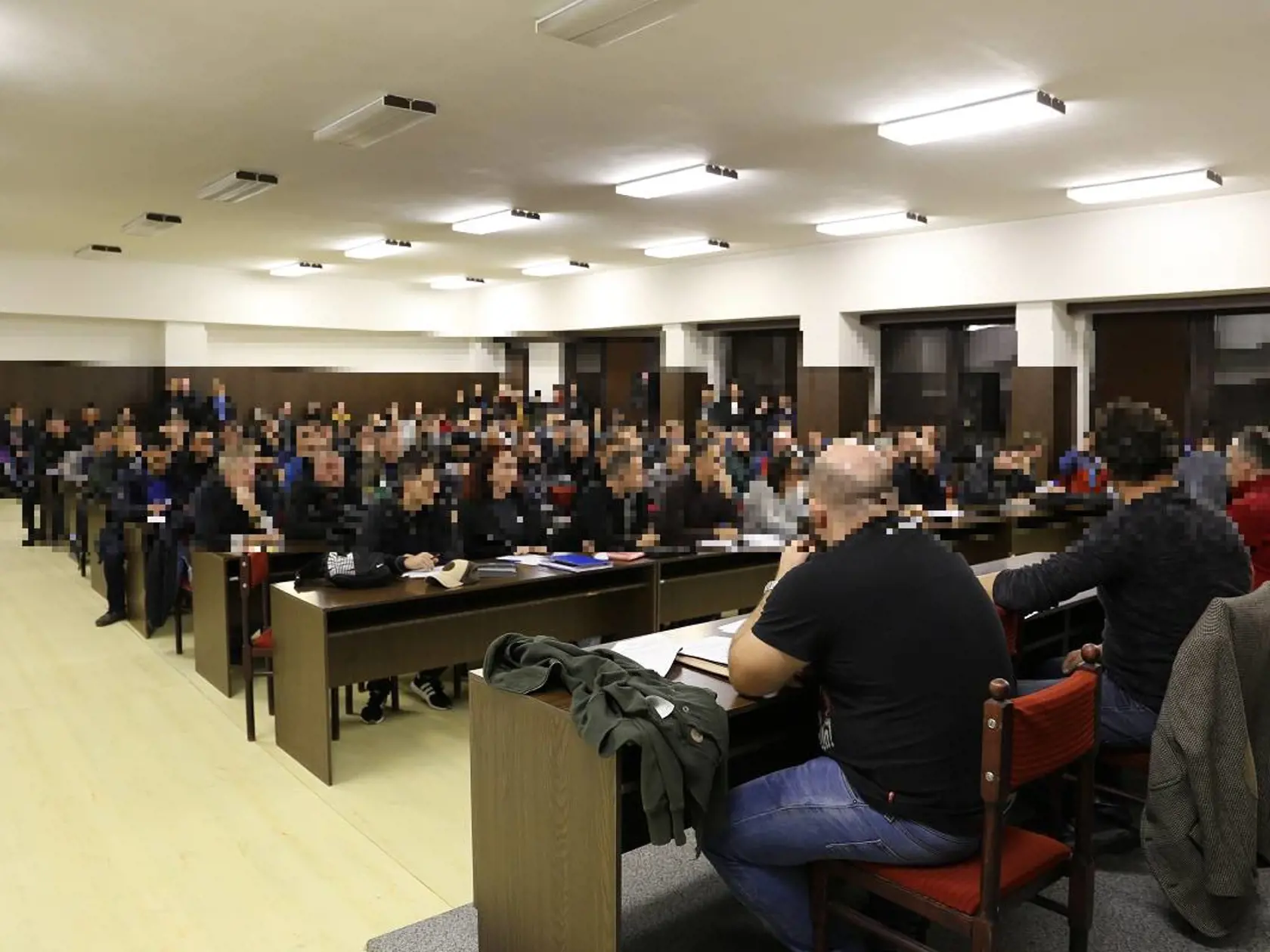 NAKA zatkla počas víkendu v Dunajskej Strede desiatky chuligánov skupiny  &quot;FELVIDÉKI HARCOSOK&quot; za šírenie extrémizmu. 