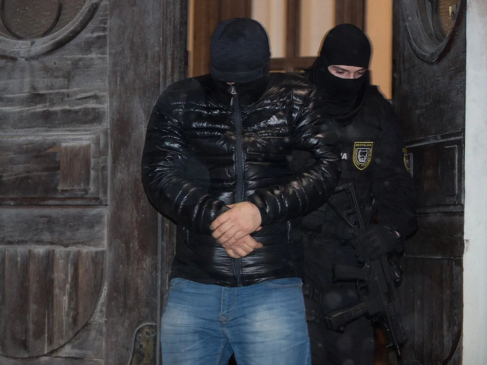 Na Špecializovanom trestnom súde (ŠTS) v Banskej Bystrici sa konalo rozhodovanie o väzbe so zadržanými členmi zločineckej skupiny takáčovcov 1. februára 2017. Na snímke odchádza Milan Jagnešák. FOTO TASR - Branislav Račko