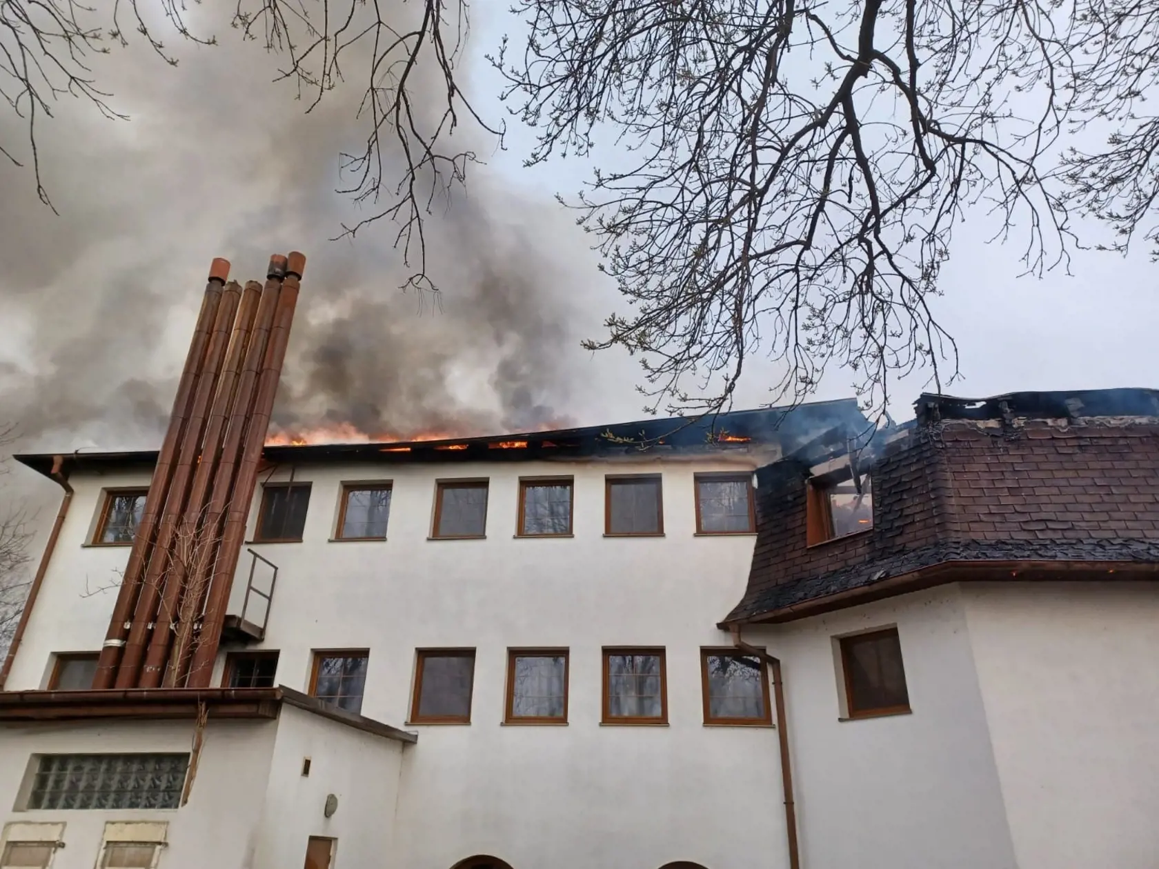 Dnes ráno, krátko po 6.30 hod., bolo ohlásené dymenie zo strechy trojposchodovej budovy v rekonštrukcii v lokalite Pri mlyne v obci Viničné.
