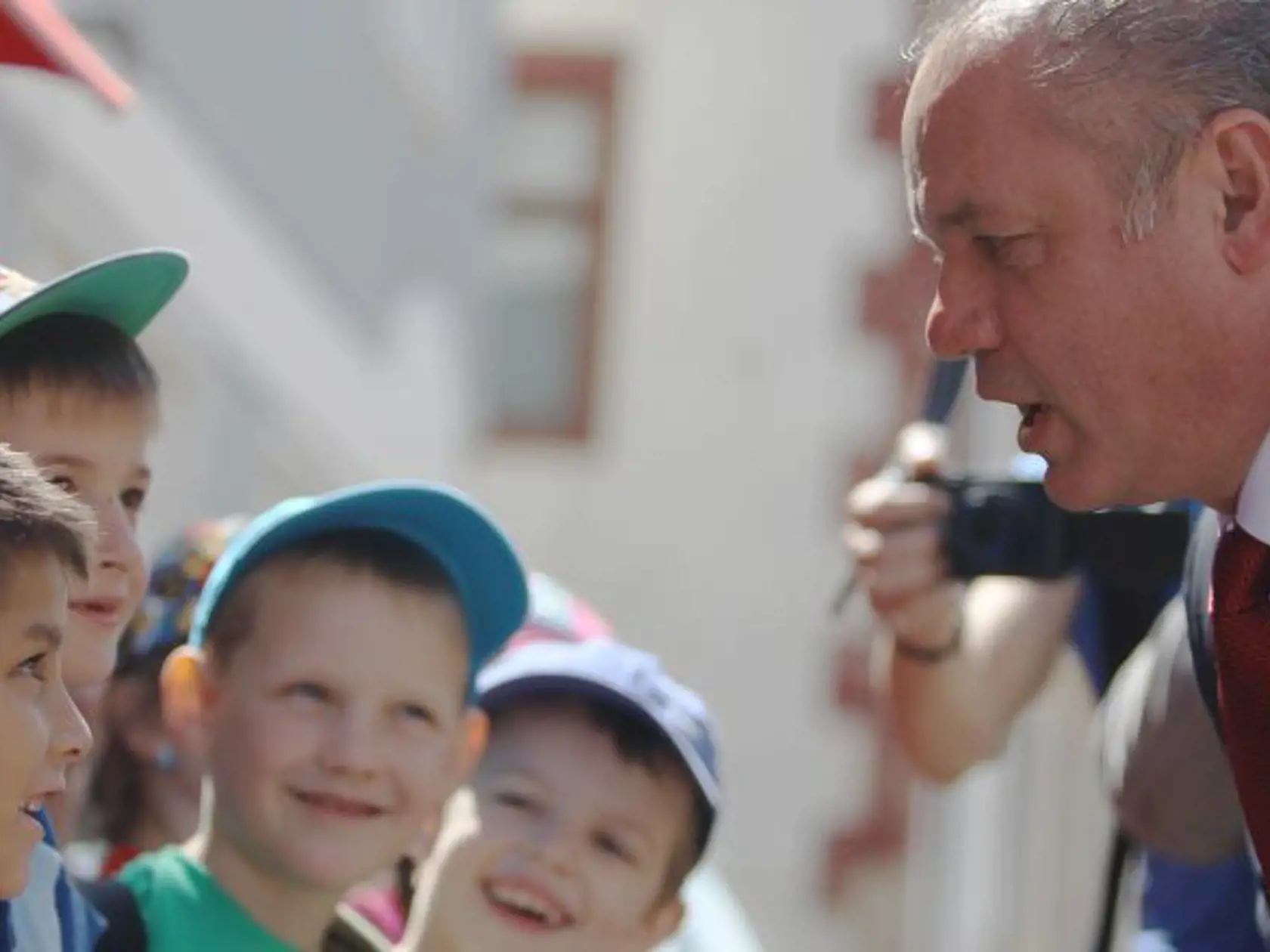 Prezident Slovenskej republiky Andrej Kiska  navštívil v piatok 20. júna 2014 regionálne pracovisko Kancelárie prezidenta (KP) Slovenskej republiky v Banskej Bystrici. Na snímke prezident SR Andrej Kiska (vpravo) sa rozpráva s deťmi pred Štátnou vedeckou knižnicou. FOTO TASR - Branislav Račko