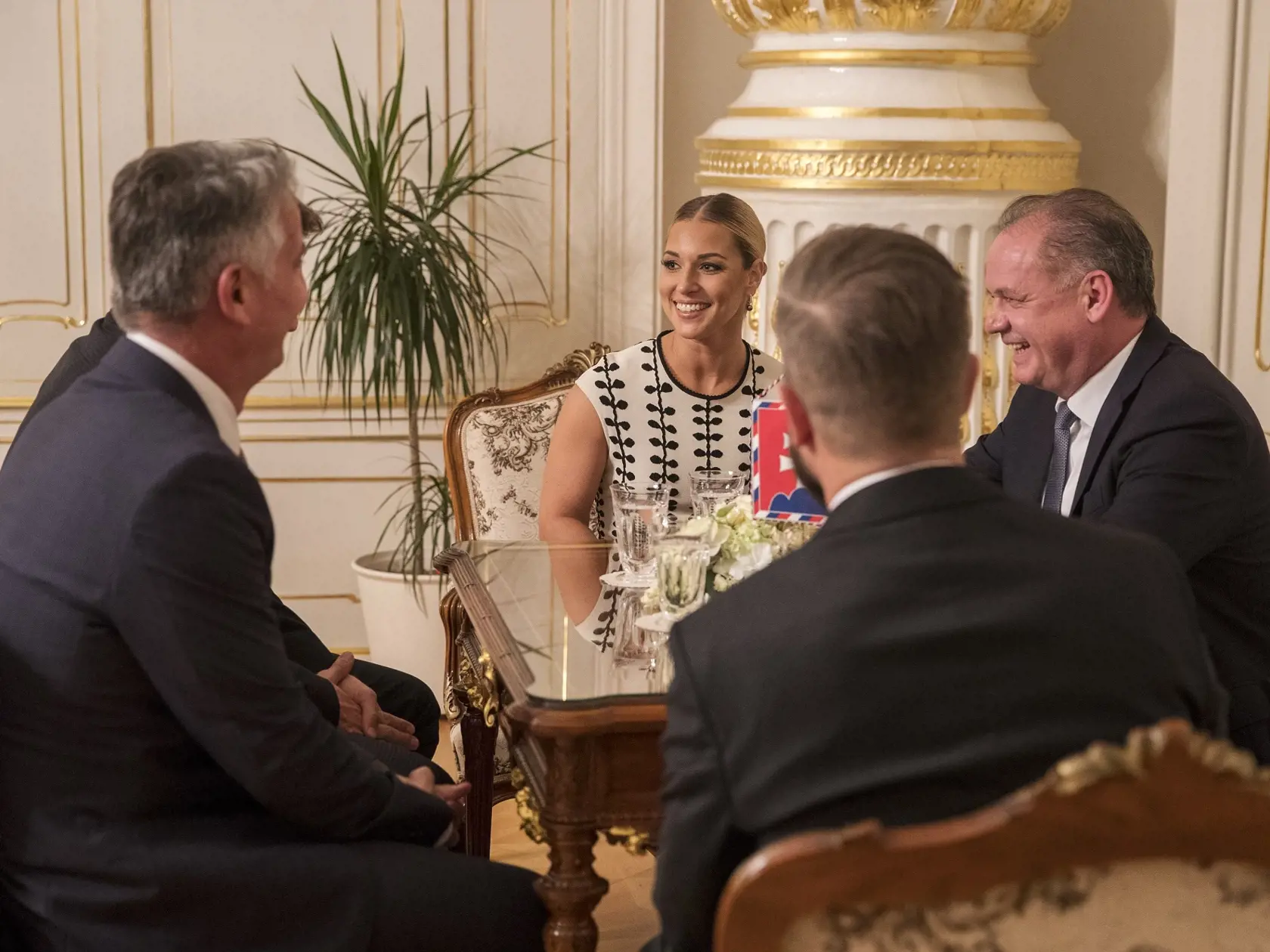 Na snimke slovenska tenistka Dominika Cibulkova pocas prijatia u prezidenta SR Andreja Kisku po svojom navrate z turnaja WTA Masters v Singapure, vo finaleho ktoreho zvitazila nad nemkou Kerberovou.