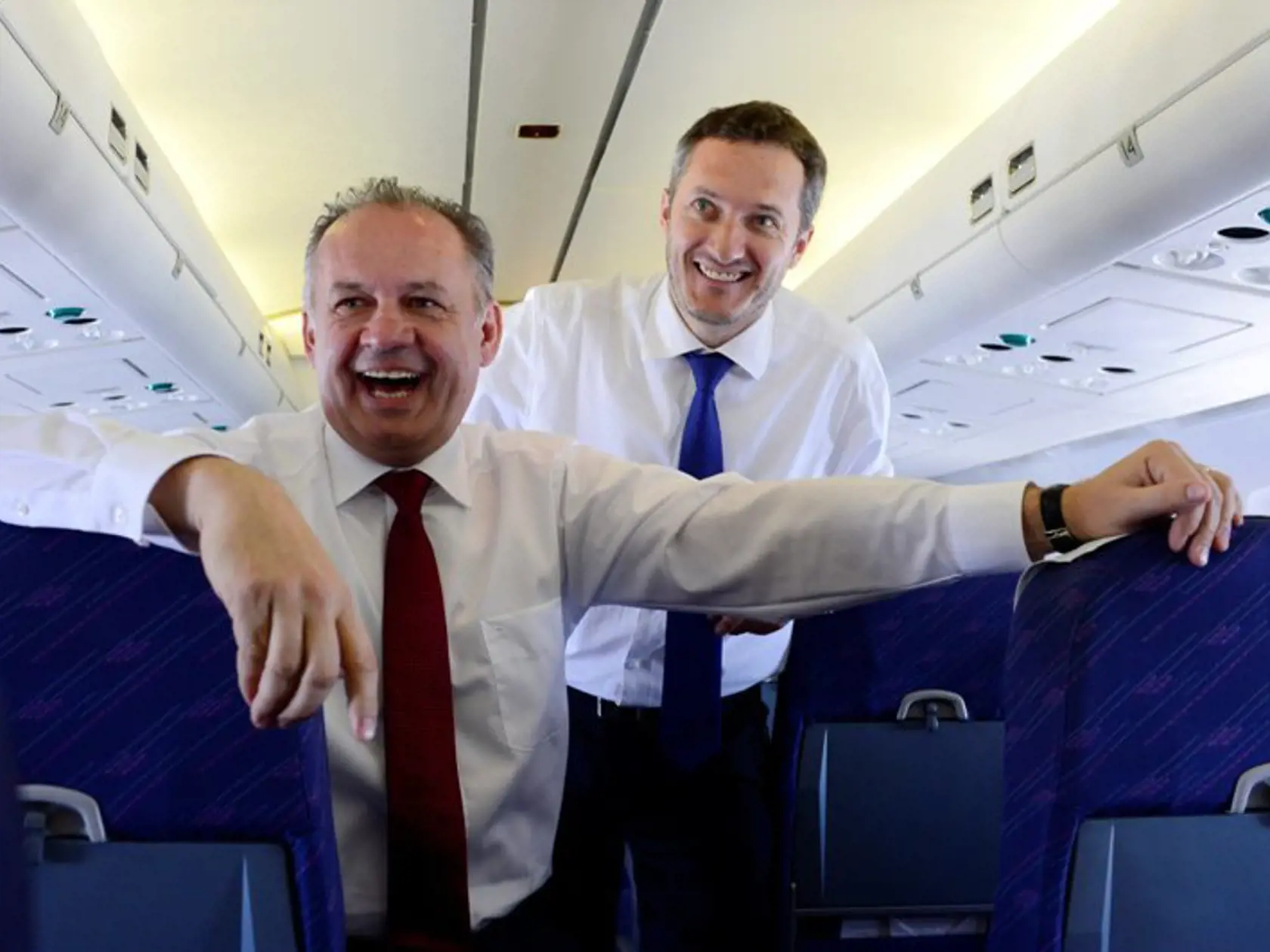 Prezident SR Andrej Kiska (vľavo) počas letu do Berlína na oficiálnu návštevu Nemeckej spolkovej republiky. Vpravo hovorca prezidenta Peter Petrus.