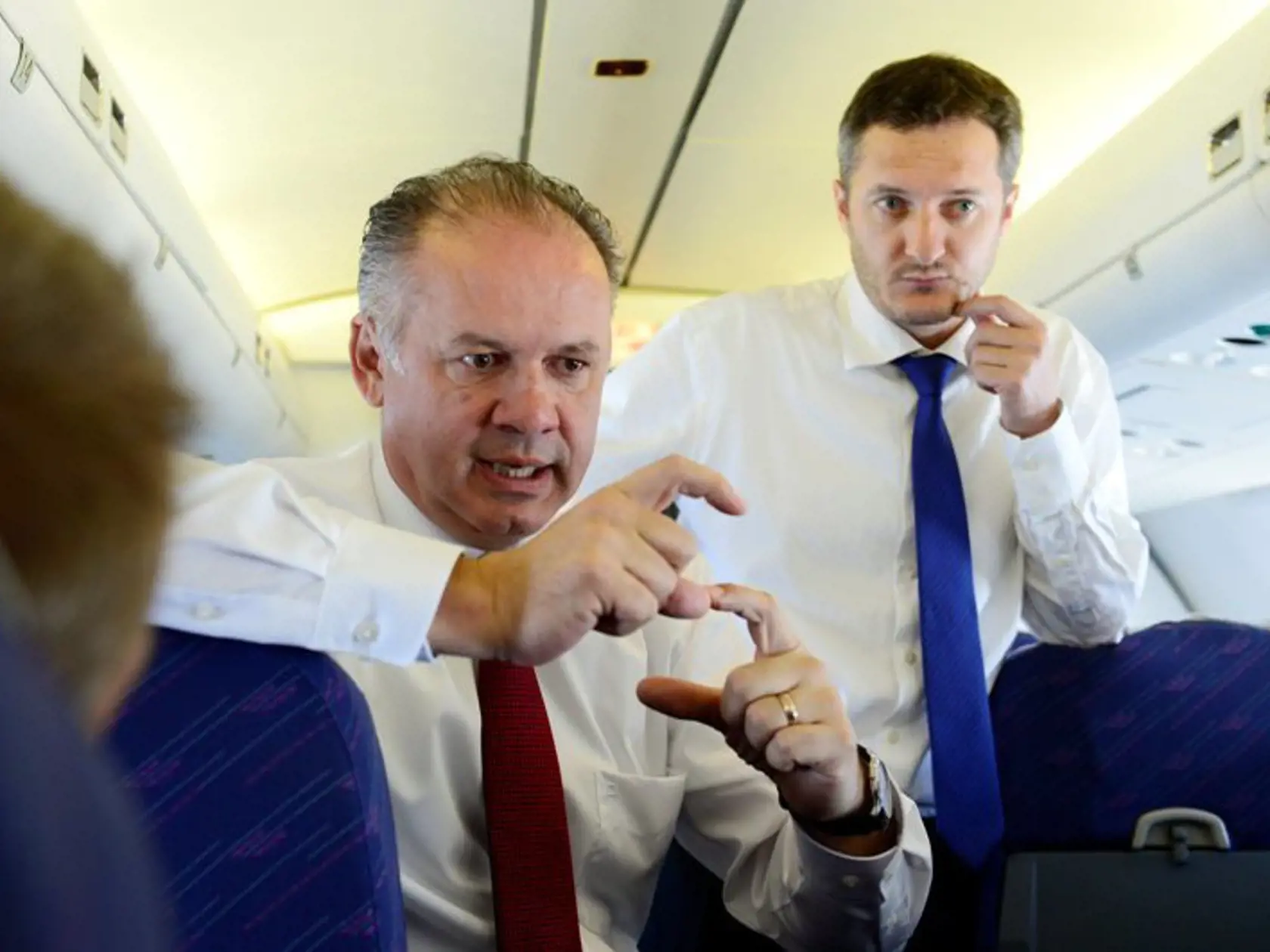 Prezident SR Andrej Kiska (vľavo) počas letu do Berlína na oficiálnu návštevu Nemeckej spolkovej republiky. Vpravo hovorca prezidenta Peter Petrus.
