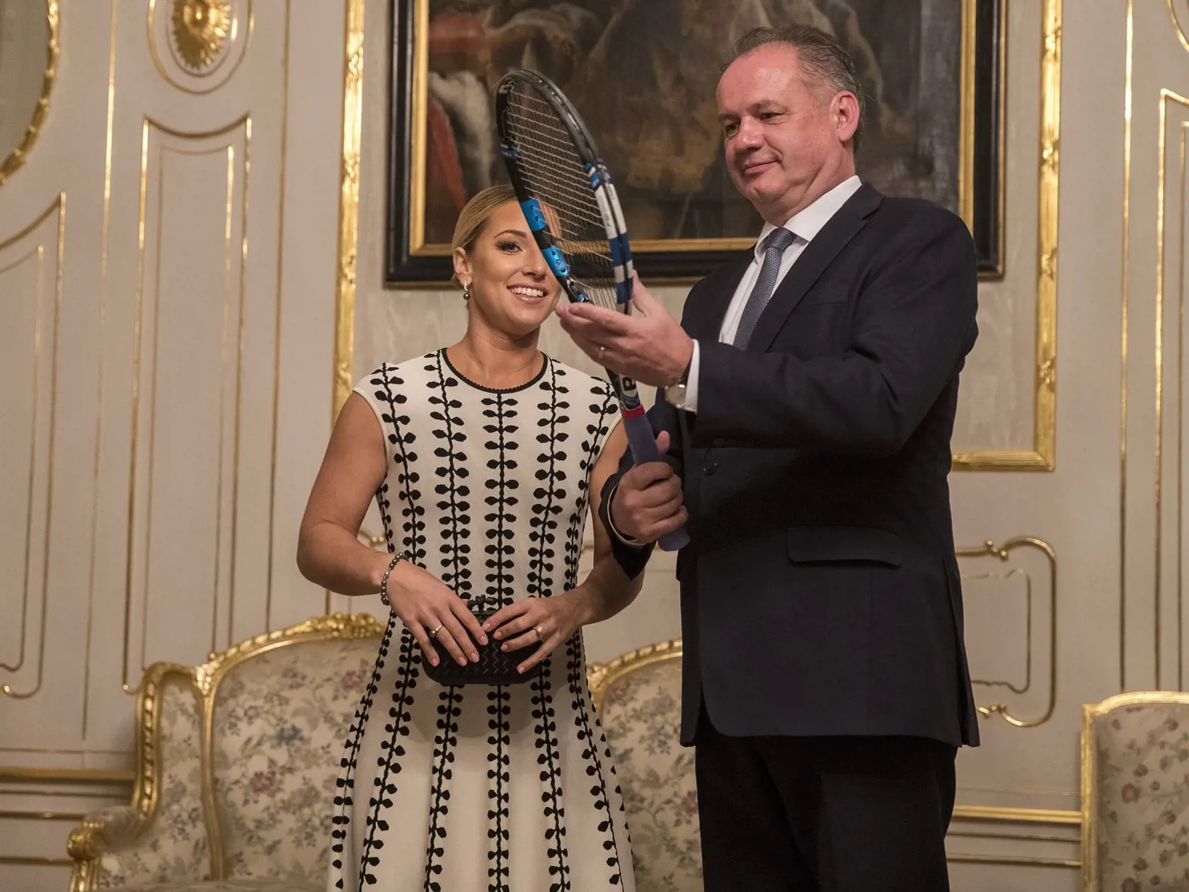 Na snimke slovenska tenistka Dominika Cibulkova pocas prijatia u prezidenta SR Andreja Kisku po svojom navrate z turnaja WTA Masters v Singapure, vo finaleho ktoreho zvitazila nad nemkou Kerberovou.