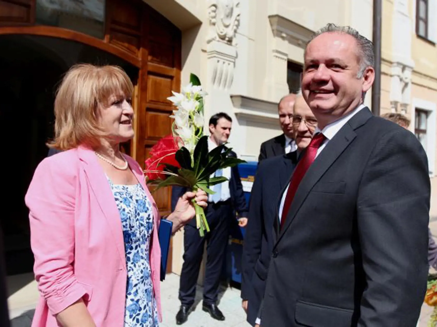 Prezident Slovenskej republiky Andrej Kiska  navštívil v piatok 20. júna 2014 regionálne pracovisko Kancelárie prezidenta (KP) Slovenskej republiky v Banskej Bystrici. Na snímke prezident SR Andrej Kiska (vpravo) a riaditeľka Štátnej vedeckej knižnice v Banskej Bystrici Oľga Lauková (vľavo). FOTO TASR - Branislav Račko