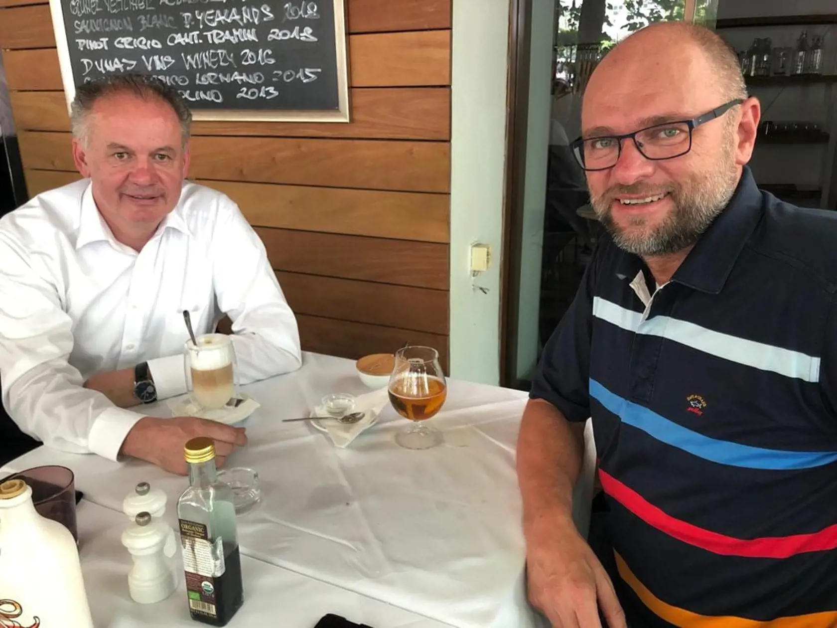 Andrej Kiska (Za ľudí) a Richar Sulík (SaS) v spoločnej debate pri kávičke a pive.