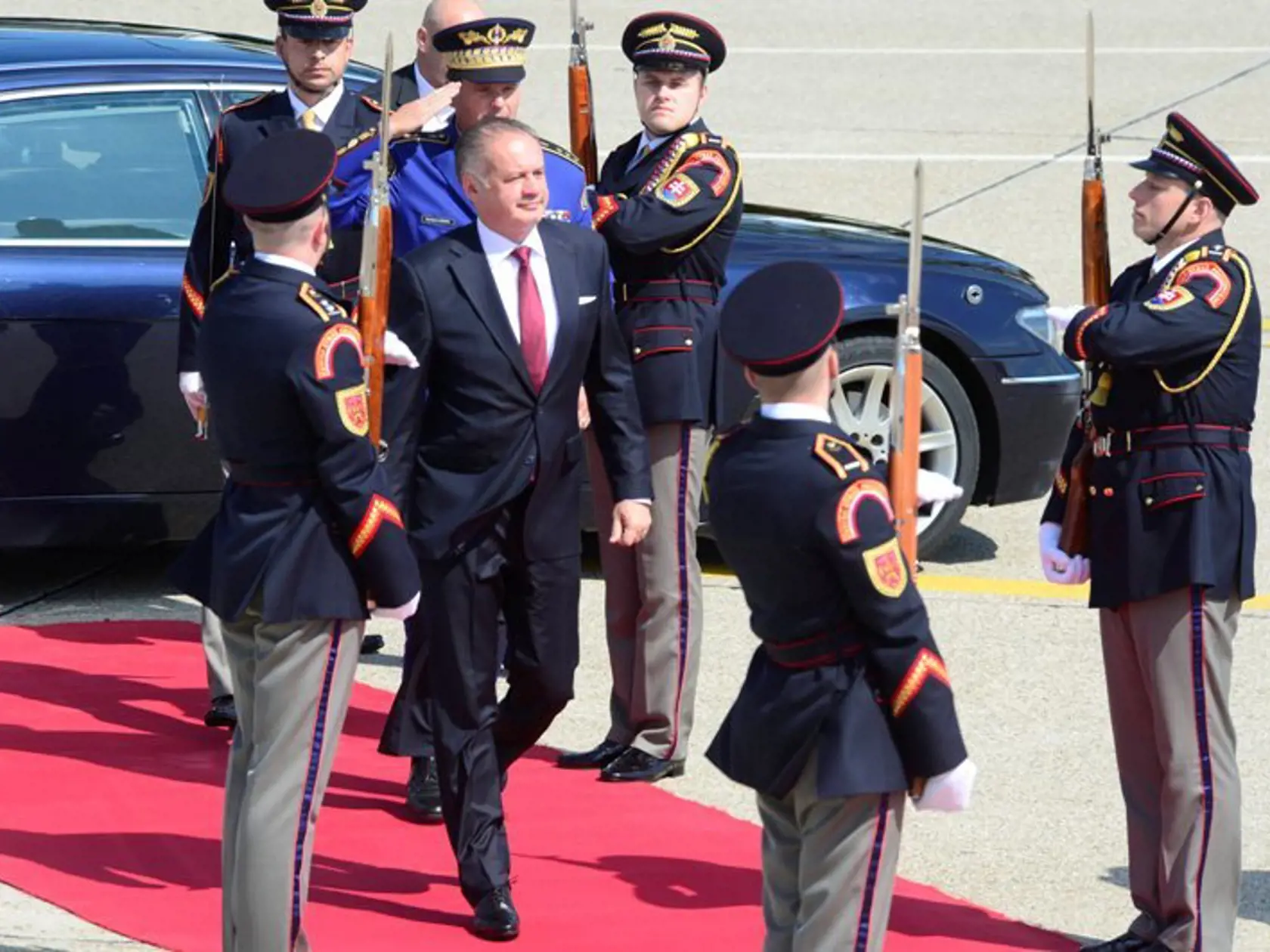 Prezident SR Andrej Kiska (uprostred) odchádza po červenom koberci do lietadla pred odletom z Bratislavy do Berlína na oficiálnu návštevu Nemeckej spolkovej republiky.