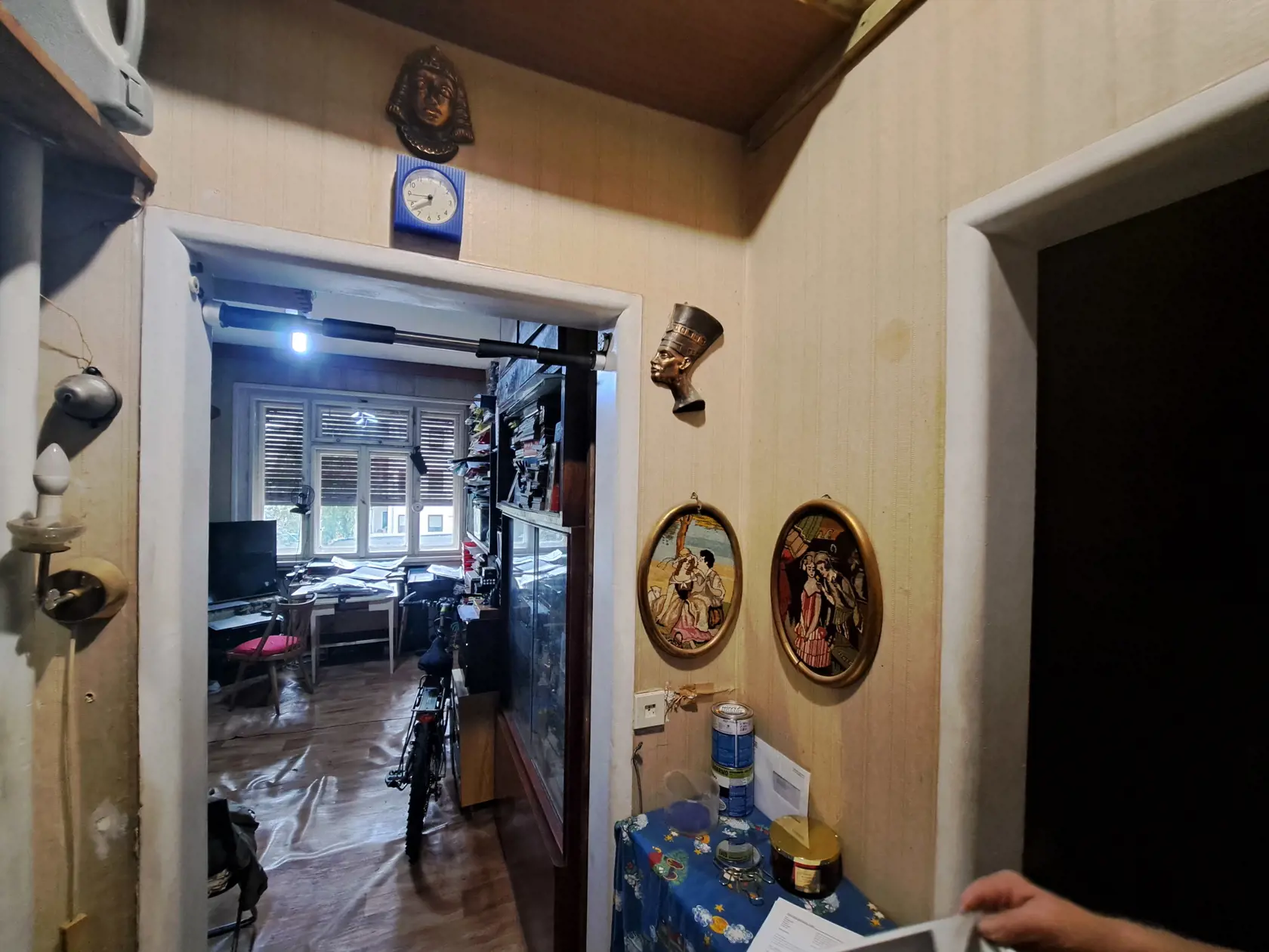 Na základe tohto mu podľa jeho tvrdenia sudkyňa zrušila užívacie právo.