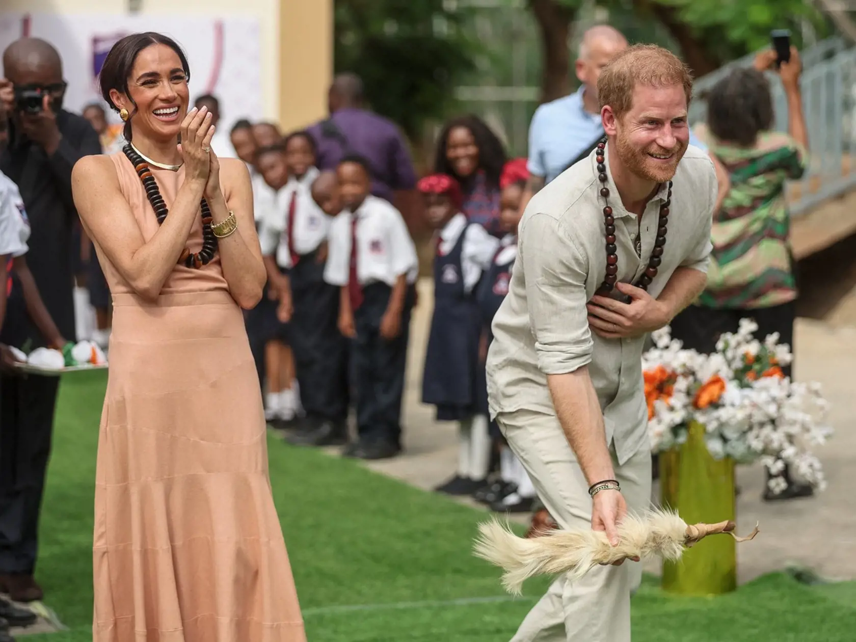 Meghan a princovi Harrymu sa dostala v Nigérii pekného prijatia.