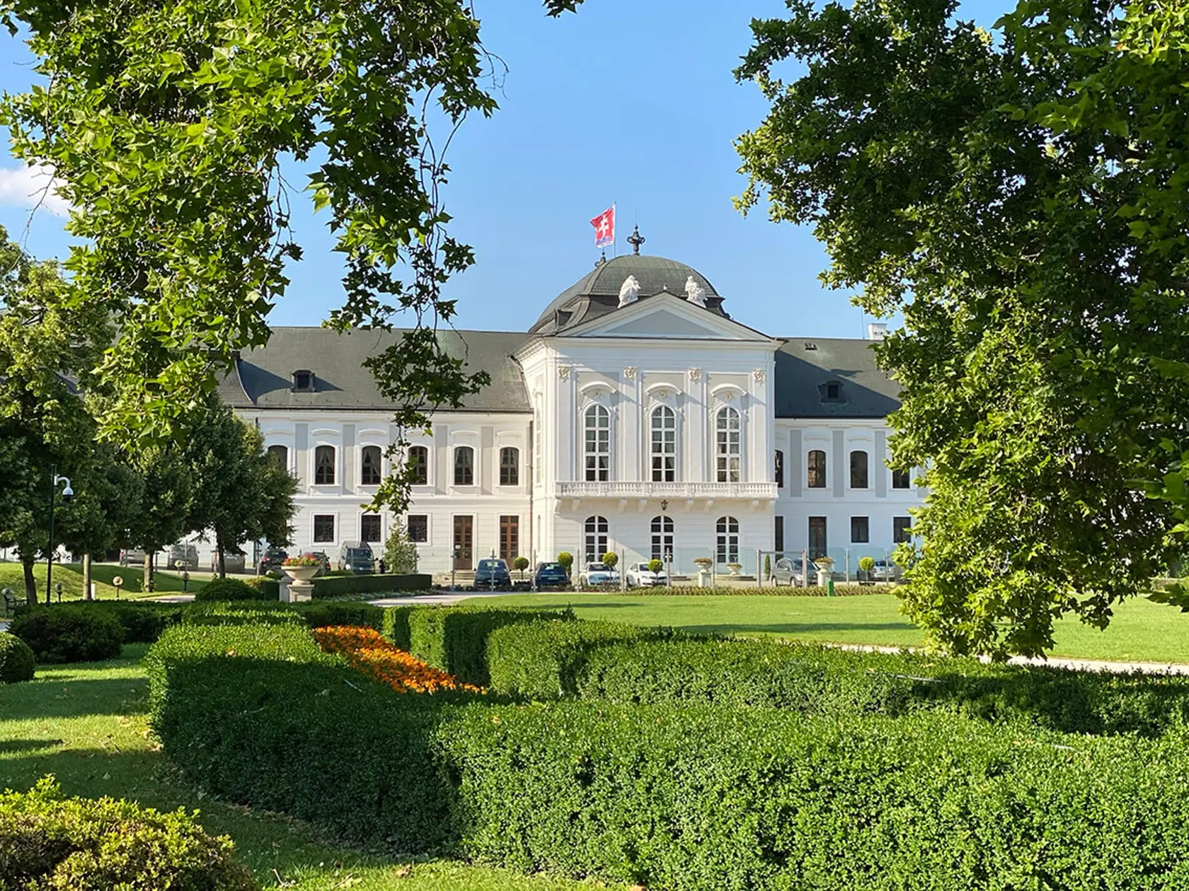 Grasalkovičov palác, sídlo slovenskej prezidentky, je v centre mesta v peknej záhrade. Ruku na srdce: na Pražský hrad to nemá.