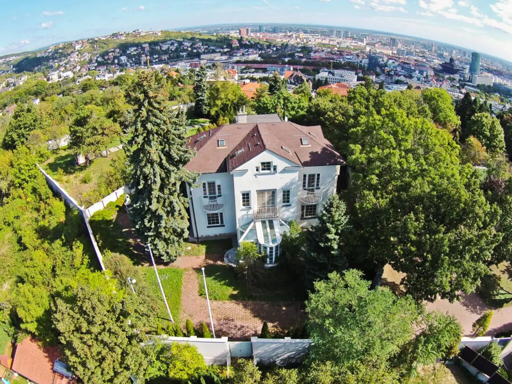 Toto je prezidentská vila v Bratislave pod Slavínom. Na pohľad vyzerá dobre a je v krásnom prostredí, lenže je neobývateľná a chátra.