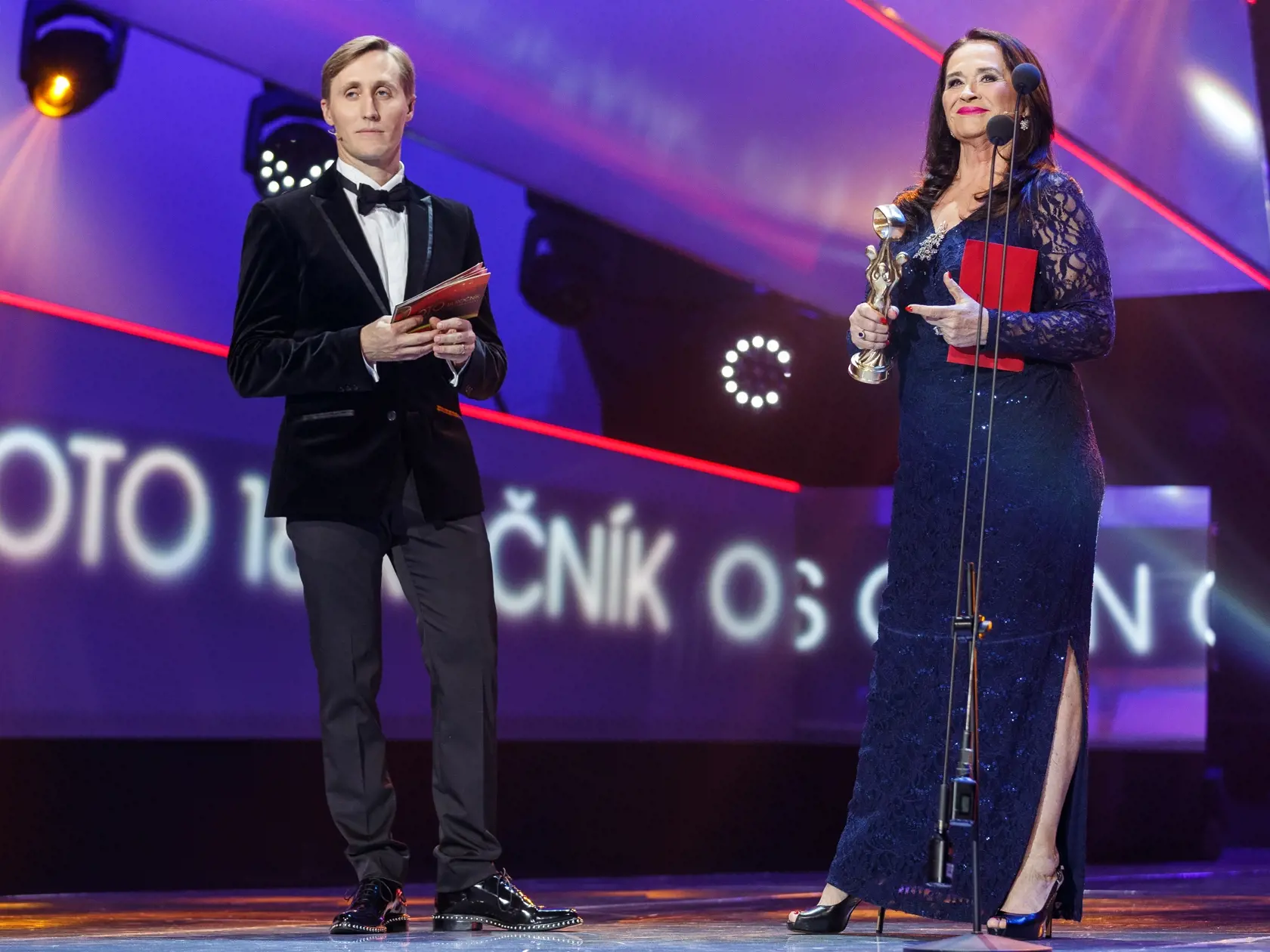 Na snímke moderátor Matej Sajfa Cifra a Hana Gregorová počas slávnostného vyhlasovania ankety Osobnosť televíznej obrazovky 2018 v budove Slovenského národného divadla.