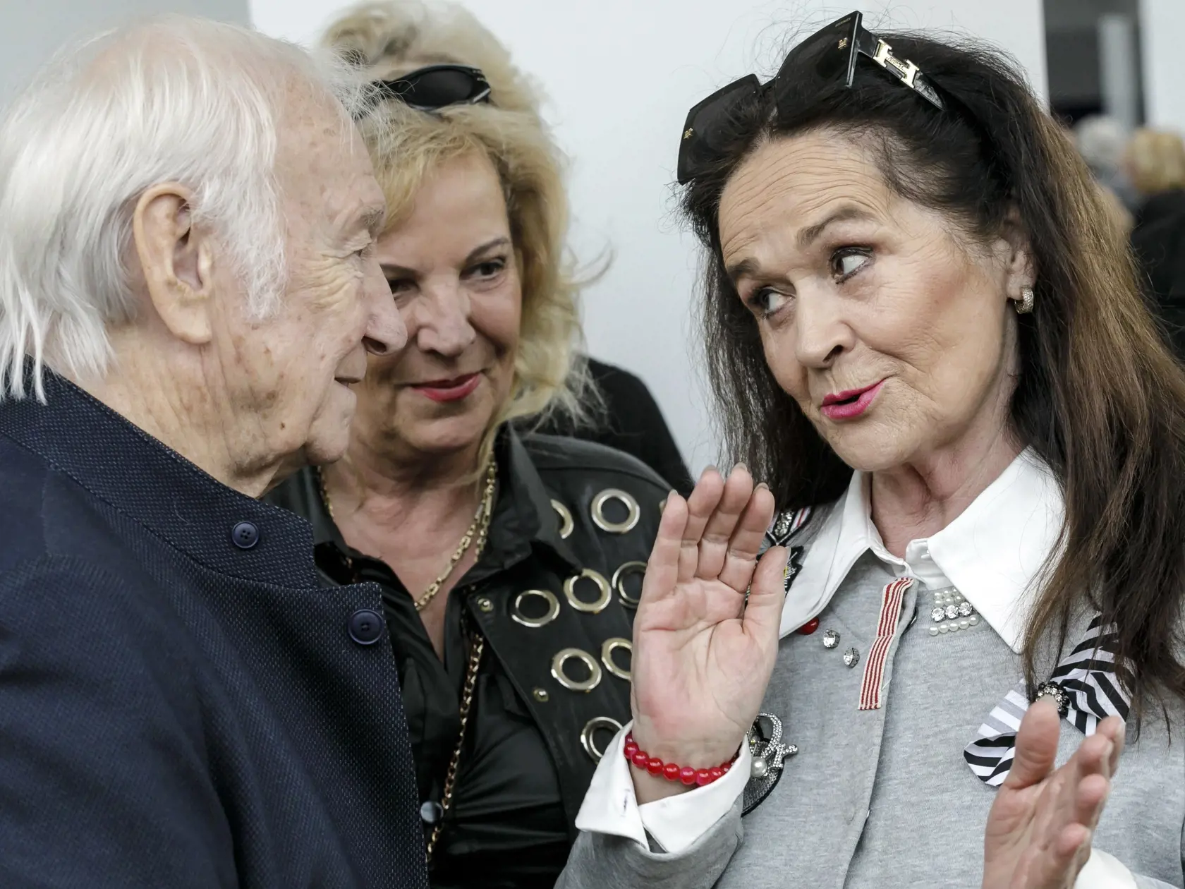 Na snímke vľavo mím Milan Sládek a herečka Hana Gregorová (vpravo) počas vernisáže umelcových výtvarných diel pri príležitosti jeho 85. narodenín v galérii Umelka v Bratislave 18. apríla 2023. FOTO TASR - Dano Veselský