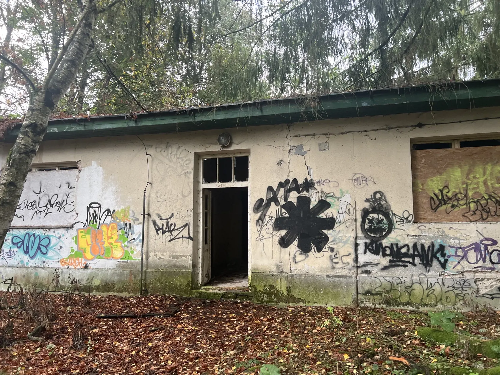 V tichu piatkového rána, počas jemného jesenného dažďa, sa vydávame preskúmať opustený areál Borovej hory pri Zvolene.