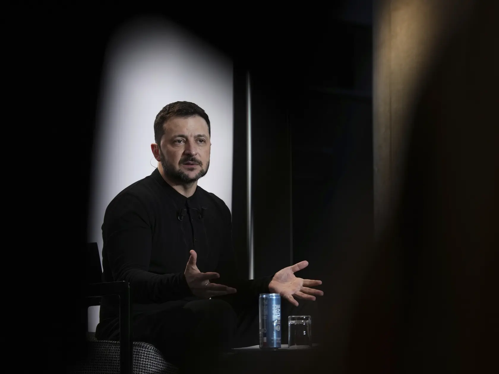 KK31 Paríž - Ukrajinský prezident Volodymyr Zelenskyj počas tlačovej konferencie po summite predstaviteľov tzv. koalície ochotných venované ďalšej podpore Ukrajiny v Elyzejskom paláci v Paríži 27. marca 2025. FOTO TASR/AP
Ukraine's President Volodymyr Zelenskyy attends a press conference after the so-called "Coalition of the willing" summit, Thursday, March 27, 2025 in Paris. (AP Photo/Aurelien Morissard)