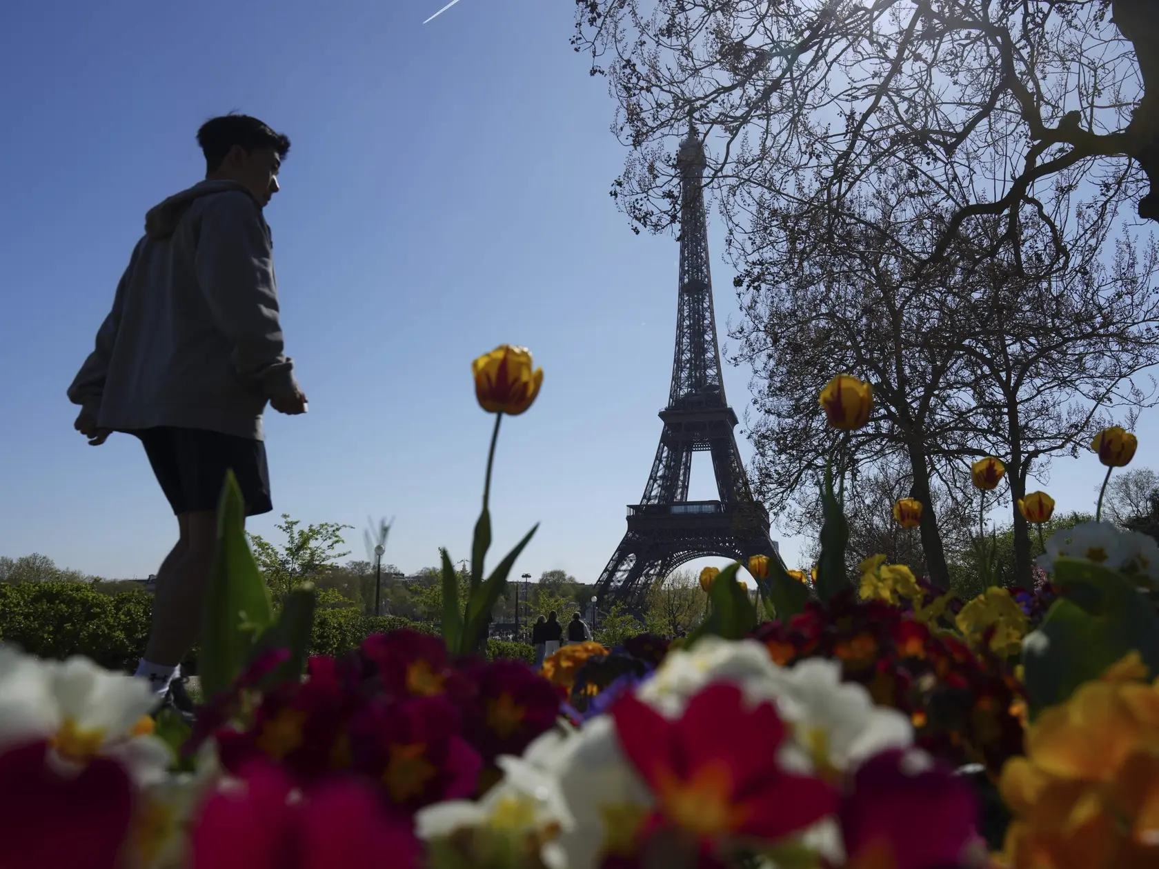 KK16 Paríž - Kvety kvitnú neďaleko Eiffelovej veže počas jarného dňa v Paríží 7. apríla 2025. FOTO TASR/AP
Flowers blossom near the Eiffel Tower on a Spring day, in Paris, France, Monday, April 7, 2025. (AP Photo/Thibault Camus)
