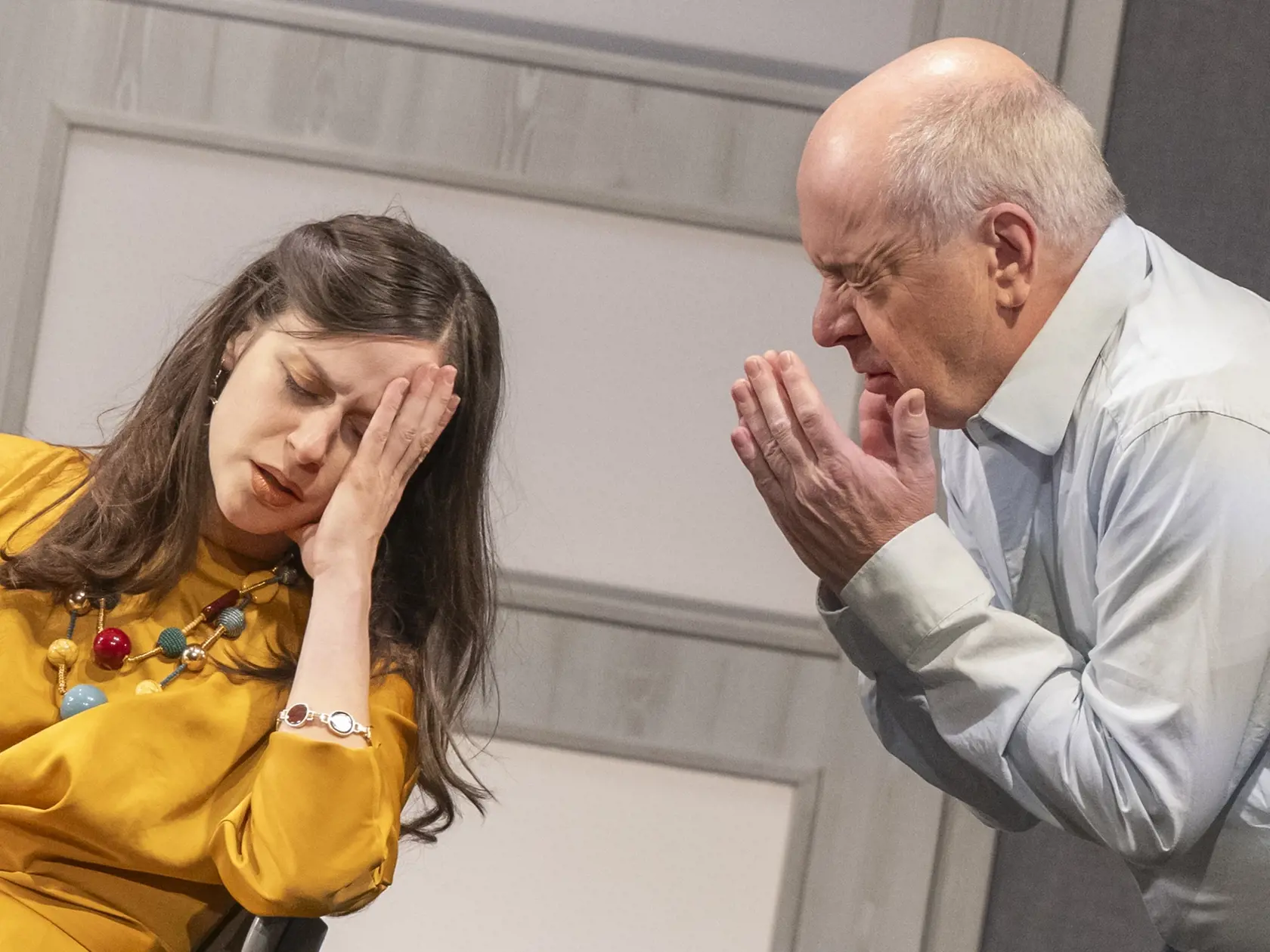 Generálka inscenácie István Tasnádi: Kartónový otecko v divadle Astorka, na snímke zľava Anna Jakab Rakovská (Judita) a Matej Landl (Karol) v Bratislave v pondelok 27. novembra 2023. FOTO TASR - Martin Baumann