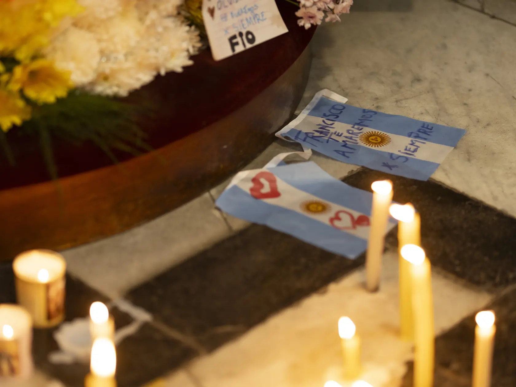 Argentínska zástava a sviečka v bazilike San José de Flores v Buenos Aires.