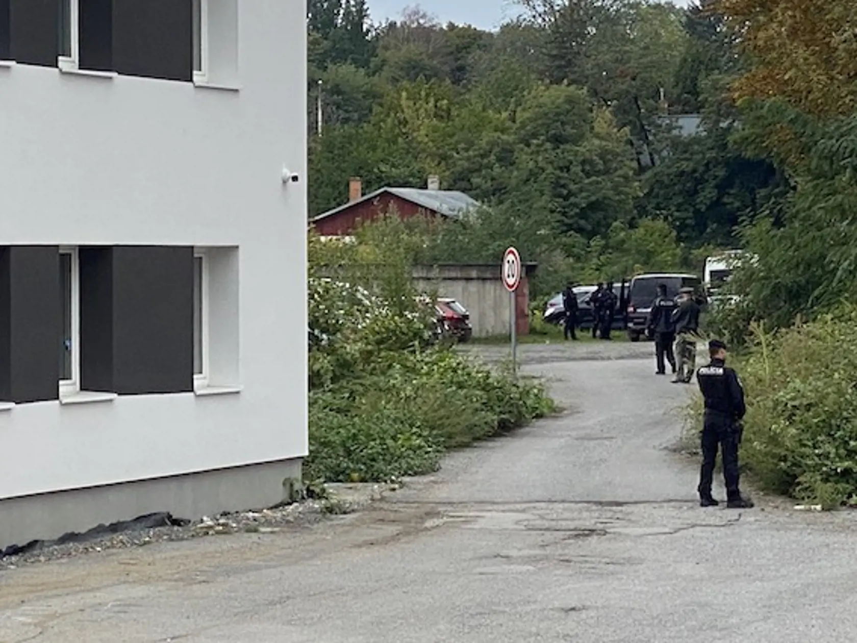 Martina Turčana priviedli na rekonštrukciu spútaného na medveďa, sprevádzali ho kukláči a okolie navôkol strážili hliadkujúci policajti. Za chrbtom policajta za druhým oknom na fotke ležalo telo nebohého Filipa (†29). Páchateľ ho zastrelil na parkovisku a on ešte prebehol pár metrov, kým nevládne spadol na zem.