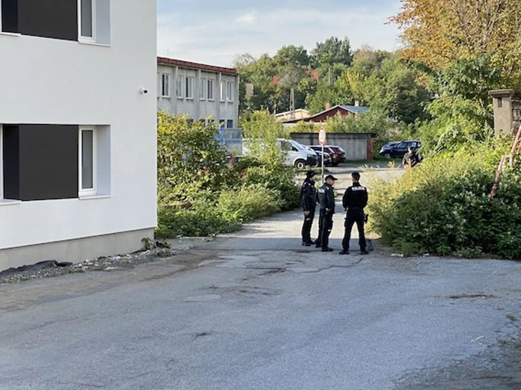 Za chrbtami policajtov na fotke ležalo telo nebohého Filipa (†29). Páchateľ ho zastrelil na parkovisku a on ešte prebehol pár metrov, kým nevládne spadol na zem.