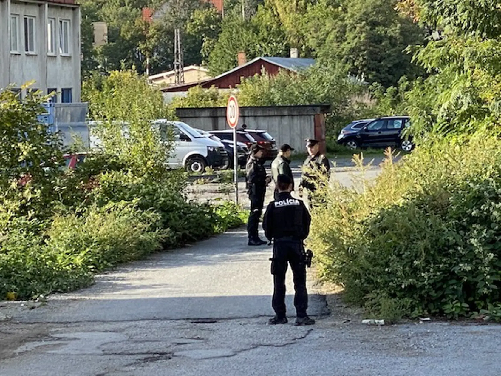 Martina Turčana priviedli na rekonštrukciu spútaného na medveďa, sprevádzali ho kukláči a okolie navôkol strážili hliadkujúci policajti.