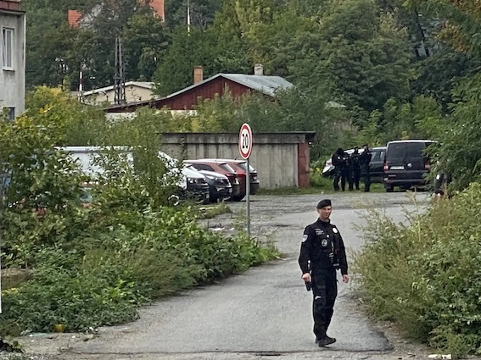 Na rekonštrukcii streľby sa zúčastnilo viacero policajtov.
