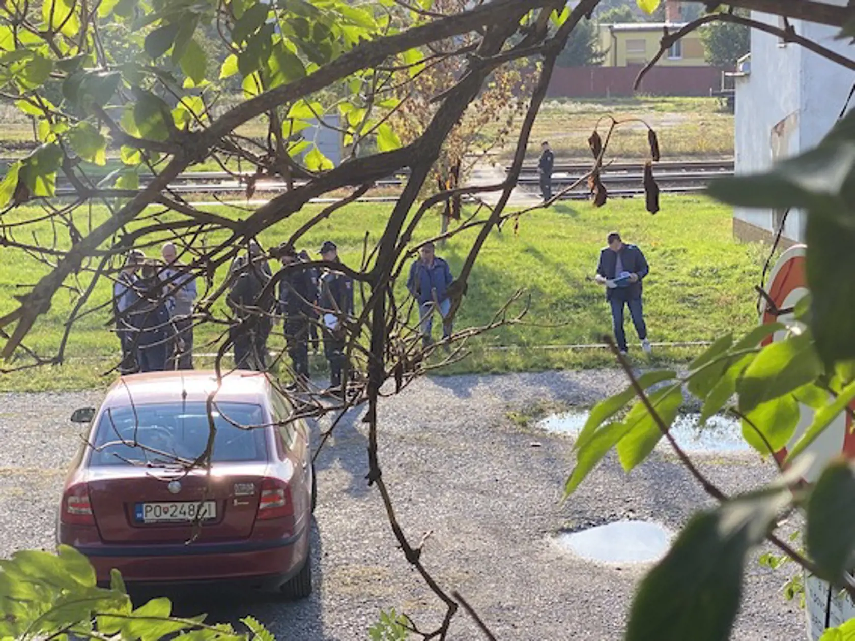 Rekonštrukcia streľby Martina Turčana na svojho kolegu. Priviedli ho v putách, ktoré mal na rukách aj nohách previazaných reťazou. Po 20 minútach ho odviedli a na mieste činu zostali policajti, policajný vyšetrovateľ, technici, súdna znalkyňa a zástupca prokuratúry.