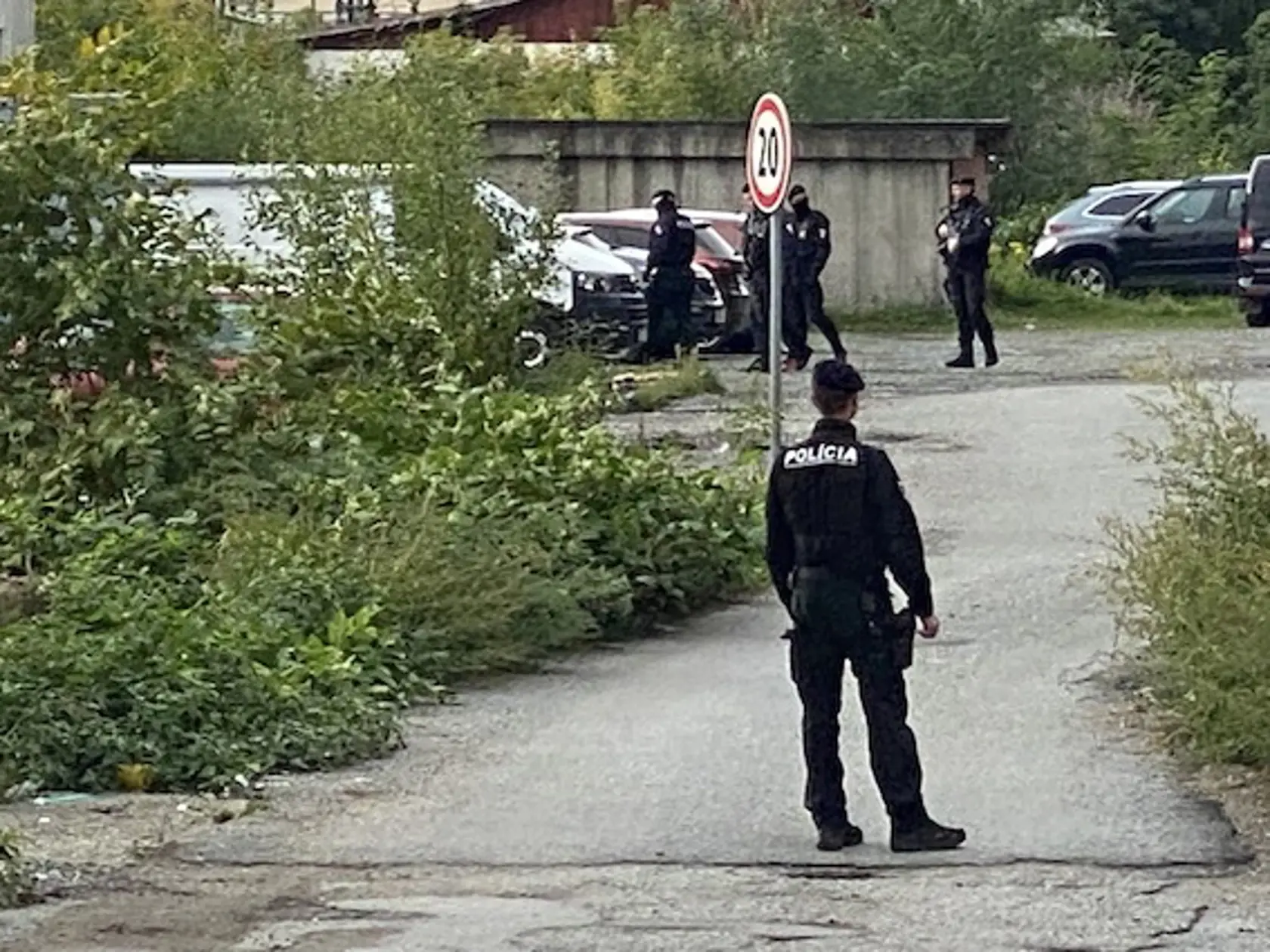 Martina Turčana priviedli na rekonštrukciu spútaného na medveďa, sprevádzali ho kukláči a okolie navôkol strážili hliadkujúci policajti.
