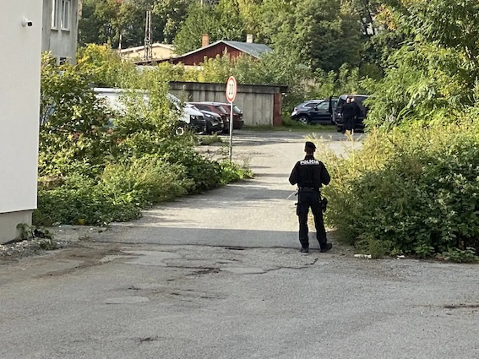 Pred policajtom je parkovisko policajnej stanice, kde Turčan začal na kolegu páliť guľky.
