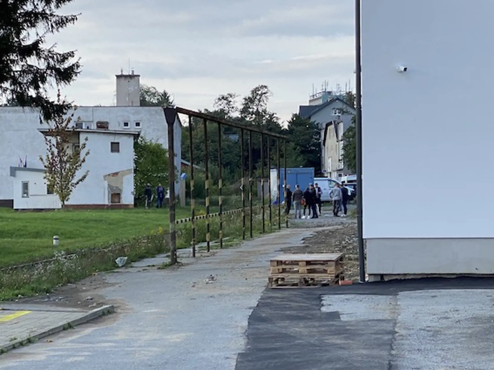Na fotke vľavo oddelenie železničnej polície, kde dvojica slúžila a kde sa spustil Martin Turčan svoju agresiu.
