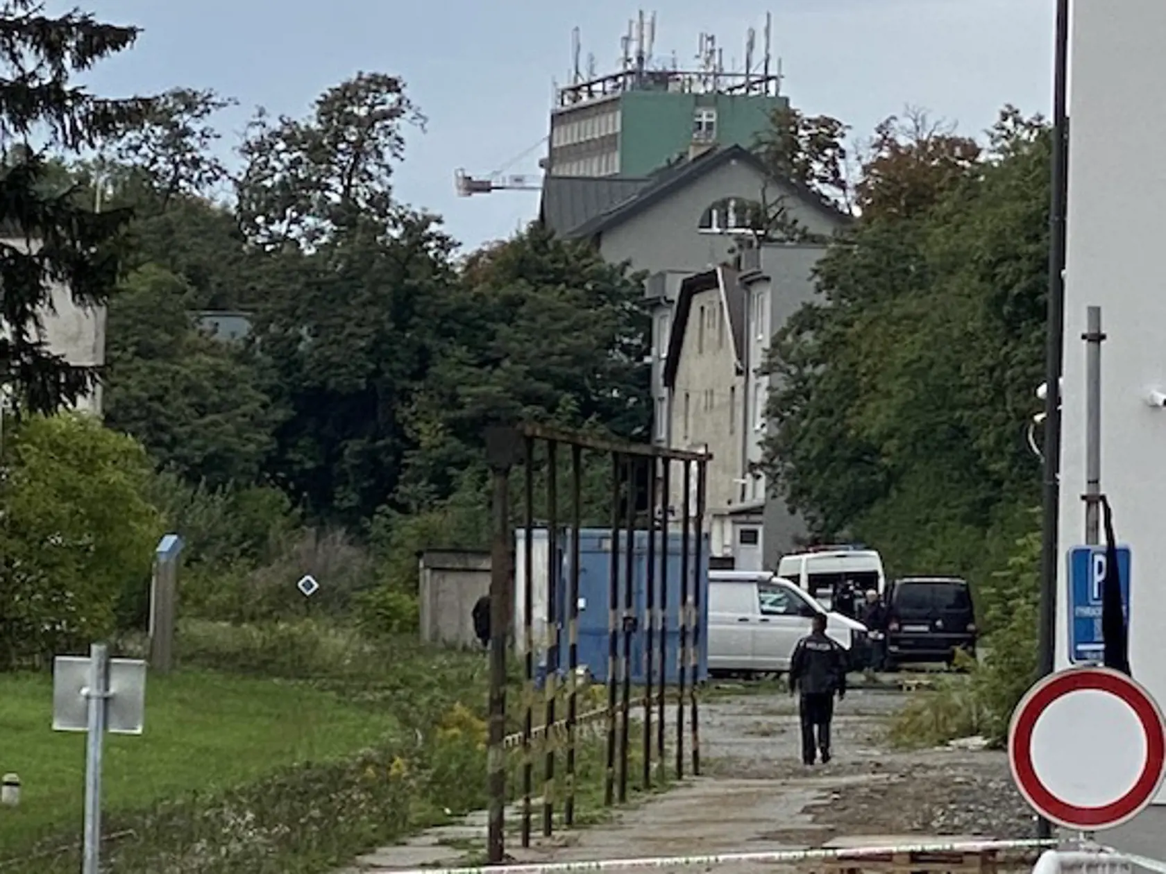 Martina Turčana priviedli na rekonštrukciu spútaného na medveďa, sprevádzali ho kukláči a okolie navôkol strážili hliadkujúci policajti.