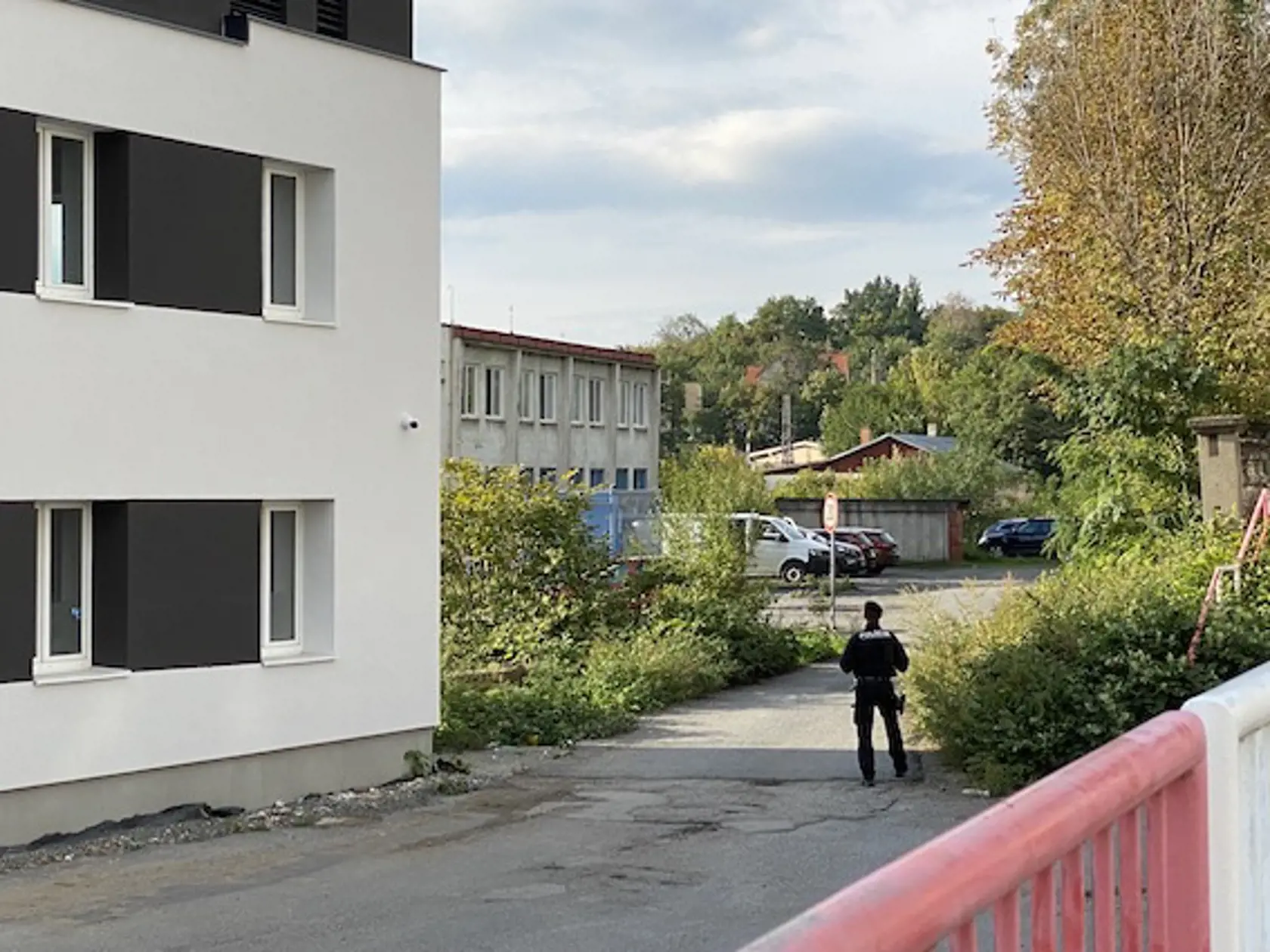 Martina Turčana priviedli na rekonštrukciu spútaného na medveďa, sprevádzali ho kukláči a okolie navôkol strážili hliadkujúci policajti.