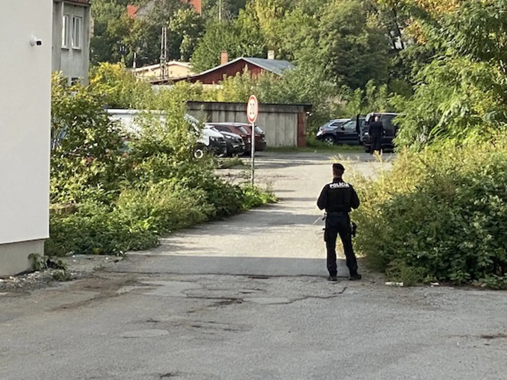 Martina Turčana priviedli na rekonštrukciu spútaného na medveďa, sprevádzali ho kukláči a okolie navôkol strážili hliadkujúci policajti.