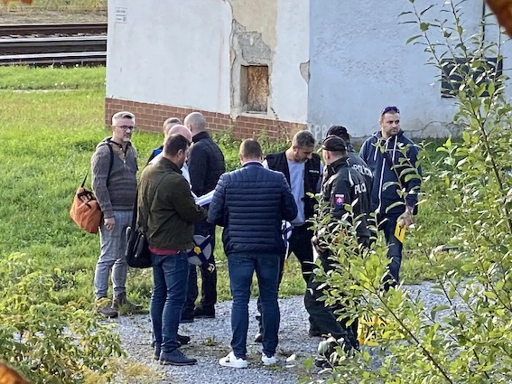 Rekonštrukcia streľby Martina Turčana na svojho kolegu. Priviedli ho v putách, ktoré mal na rukách aj nohách previazaných reťazou. Po 20 minútach ho odviedli a na mieste činu zostali policajti, policajný vyšetrovateľ, technici, súdna znalkyňa a zástupca prokuratúry.