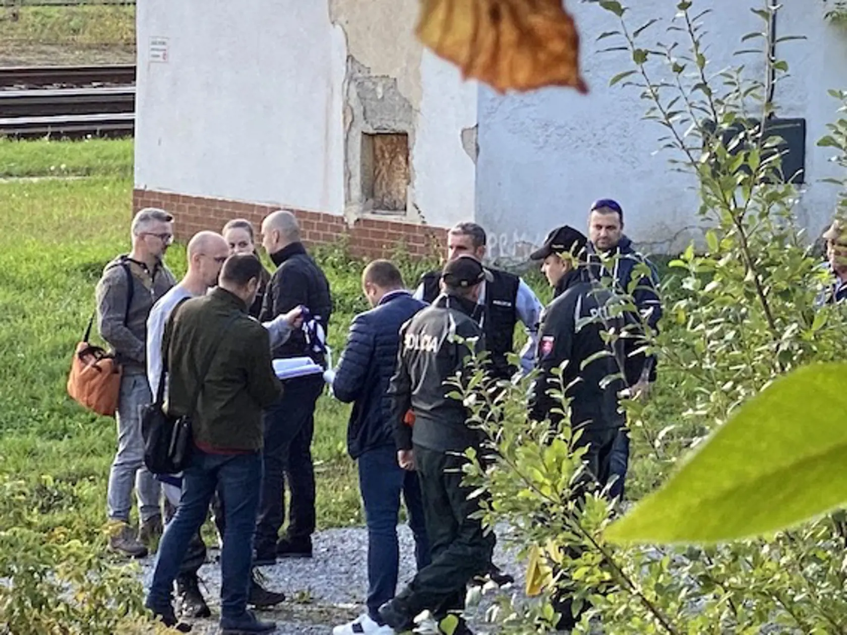 Rekonštrukcia streľby Martina Turčana na svojho kolegu. Priviedli ho v putách, ktoré mal na rukách aj nohách previazaných reťazou. Po 20 minútach ho odviedli a na mieste činu zostali policajti, policajný vyšetrovateľ, technici, súdna znalkyňa a zástupca prokuratúry.