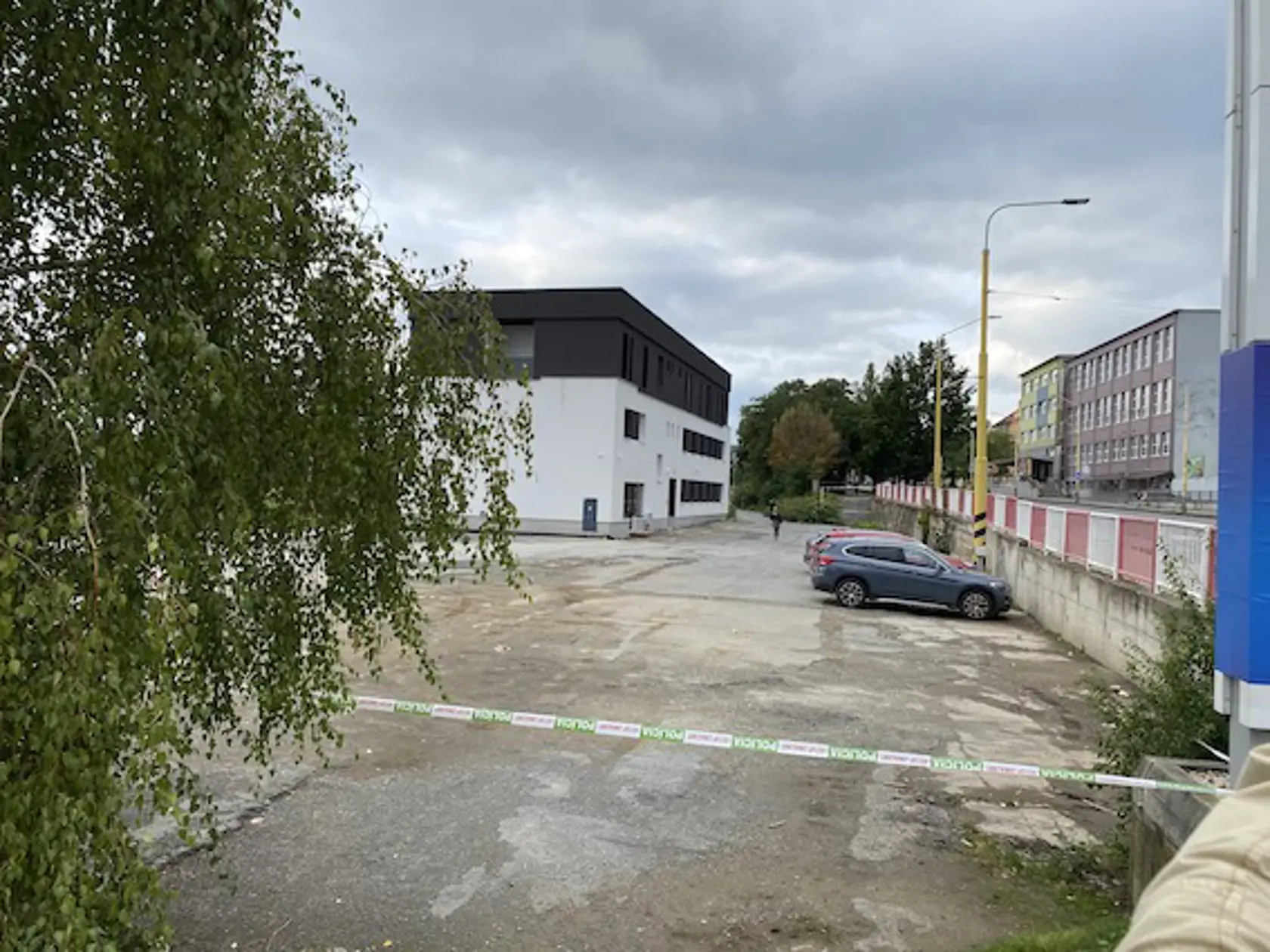 Miesto činu znova ohradili policajnými páskami. Prebiehala tam totiž rekonštrukcia prípadu.