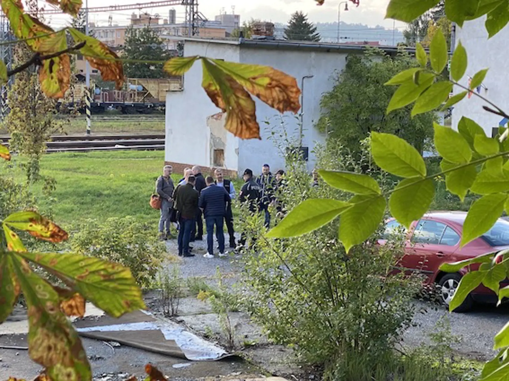 Rekonštrukcia streľby Martina Turčana na svojho kolegu. Priviedli ho v putách, ktoré mal na rukách aj nohách previazaných reťazou. Po 20 minútach ho odviedli a na mieste činu zostali policajti, policajný vyšetrovateľ, technici, súdna znalkyňa a zástupca prokuratúry.