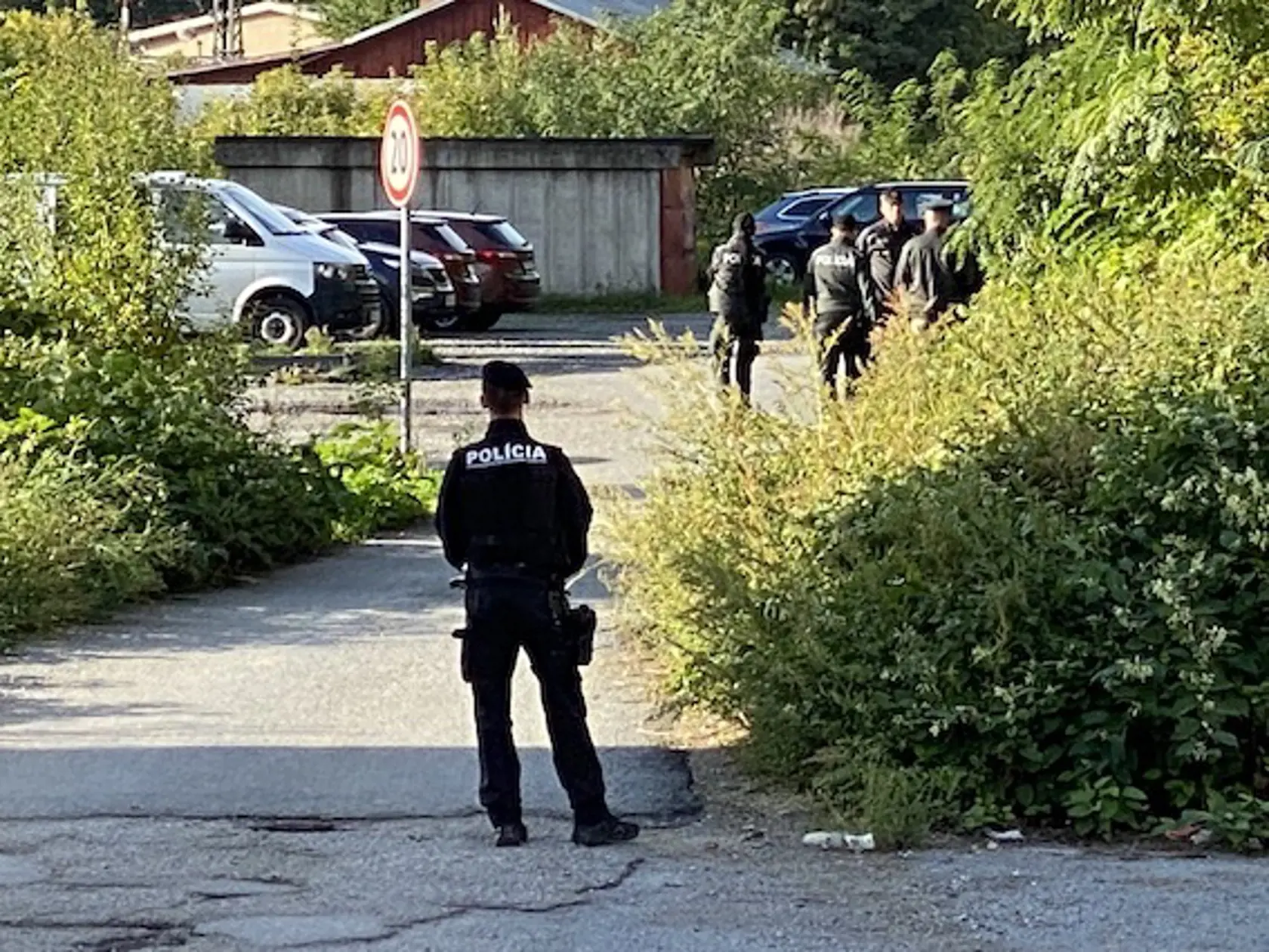 Na rekonštrukcii streľby sa zúčastnilo viacero policajtov.