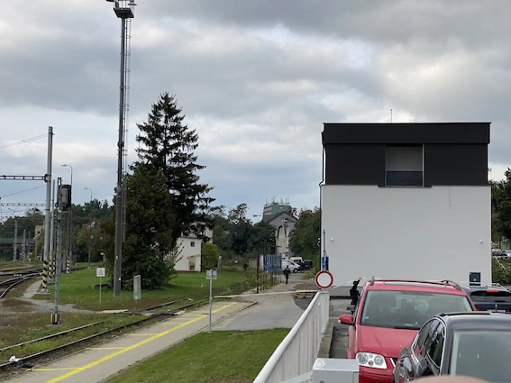Vľavo, medzi budovou bývalej pošty a policajnou stanicou Martin Turčan rozbil svoj mobil a spálil ho.