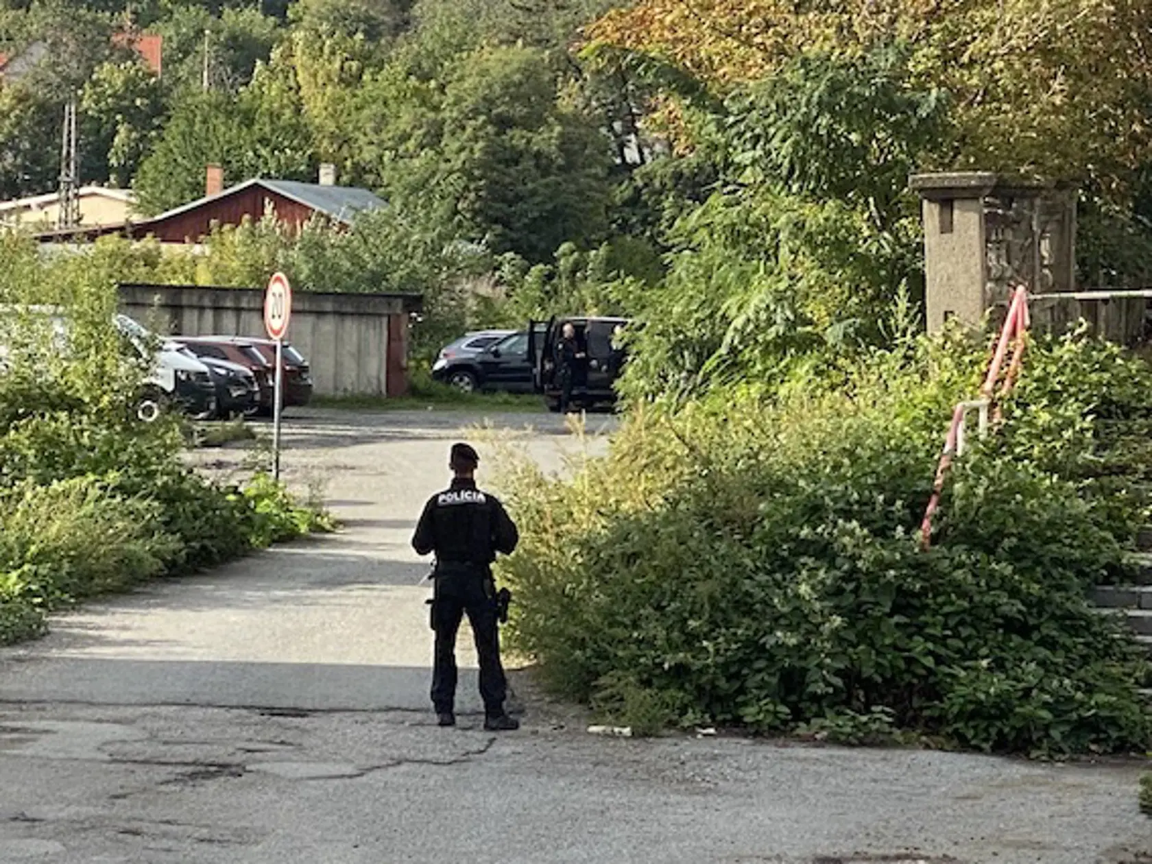 Na rekonštrukcii streľby sa zúčastnilo viacero policajtov.