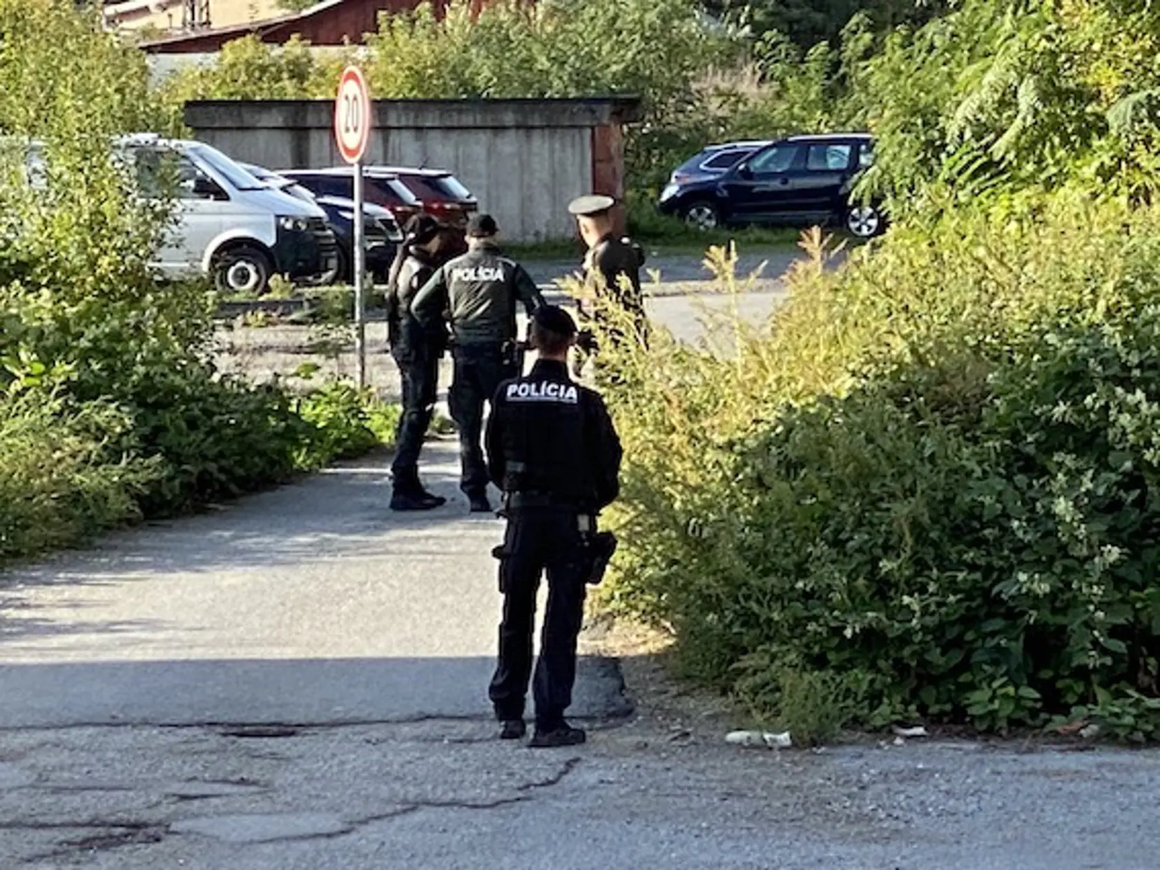 Martina Turčana priviedli na rekonštrukciu spútaného na medveďa, sprevádzali ho kukláči a okolie navôkol strážili hliadkujúci policajti.