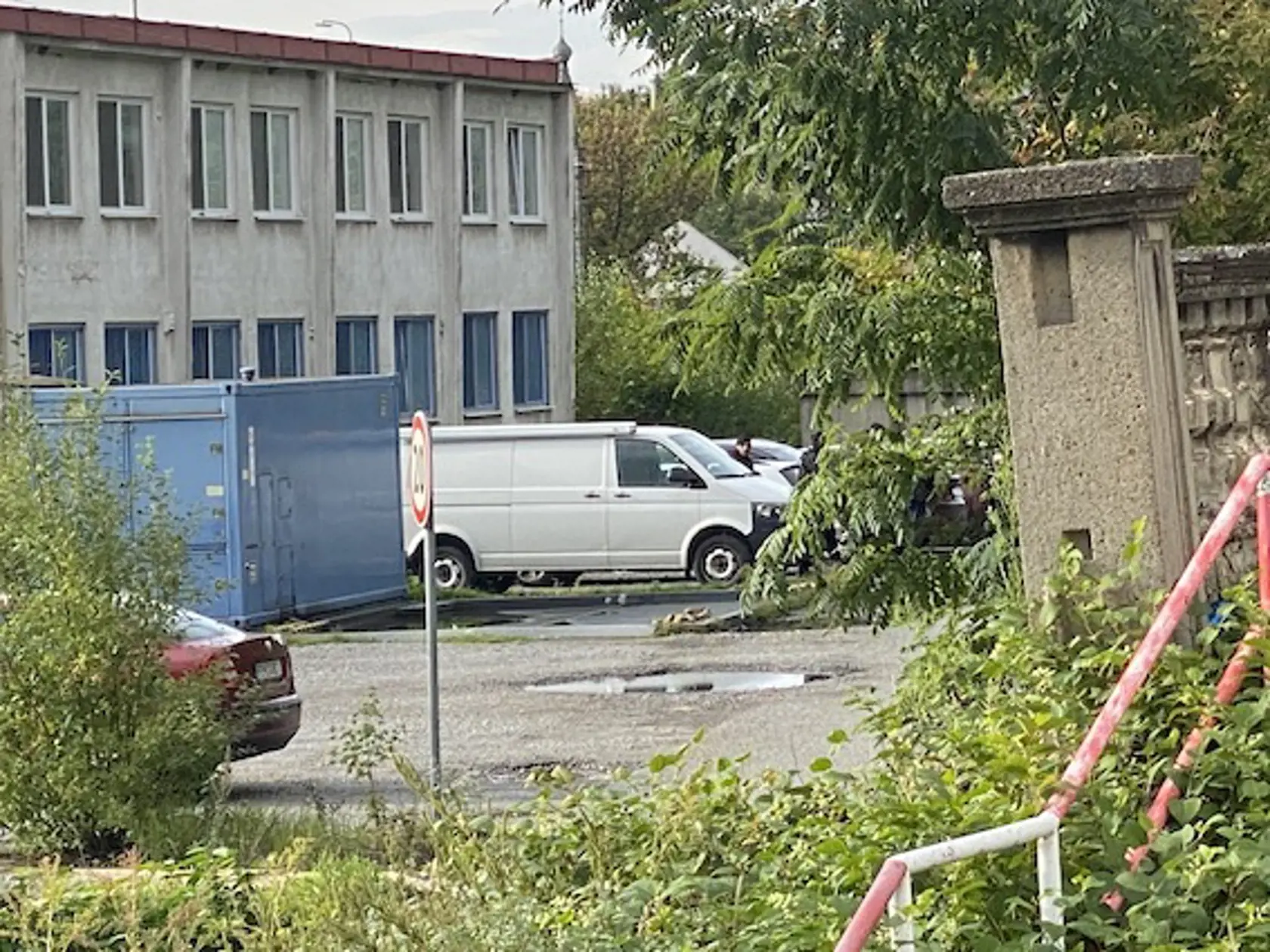 Streľba sa strhla na tomto parkovisku pri budove obvodného oddelenia železničnej polície.
