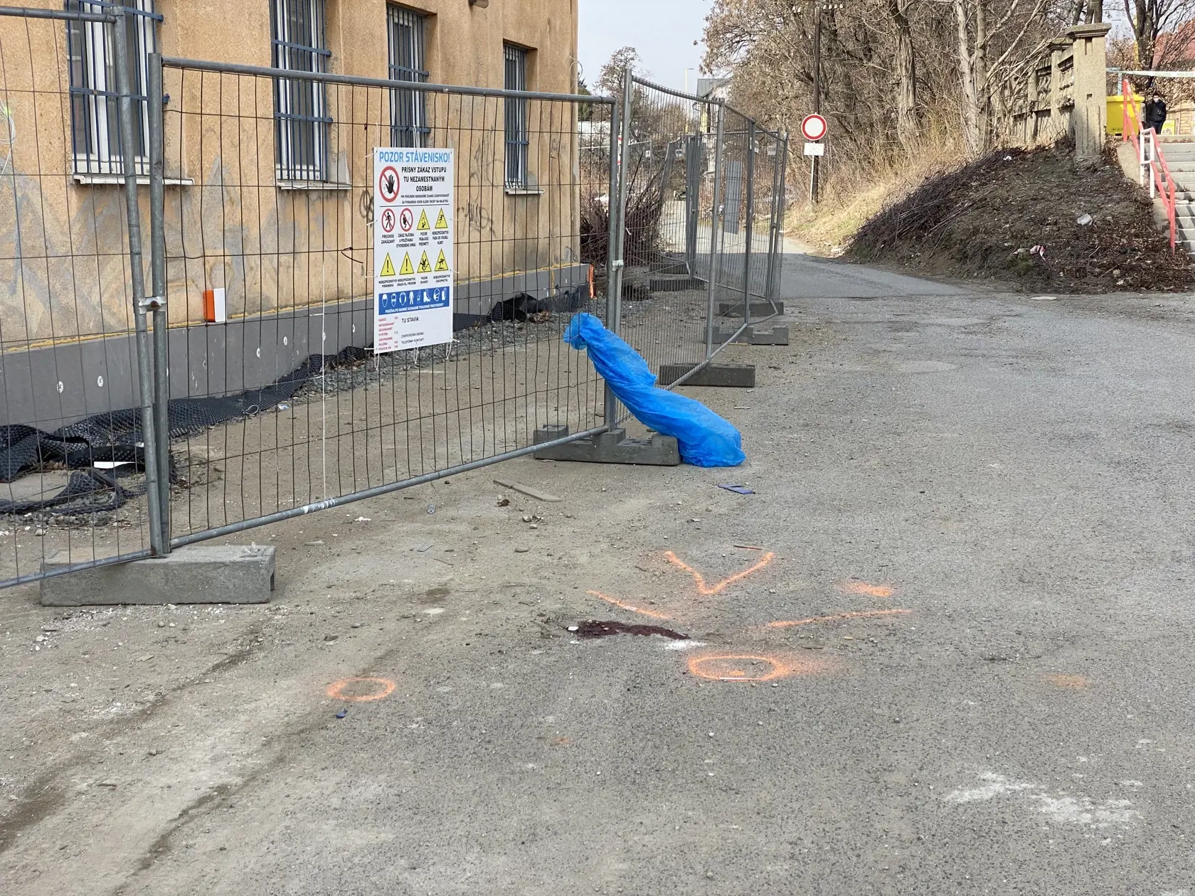 Na meste nešťastia zostali krvavé stopy a modrý igelit, ktorým bolo prikryté telo nebohého.