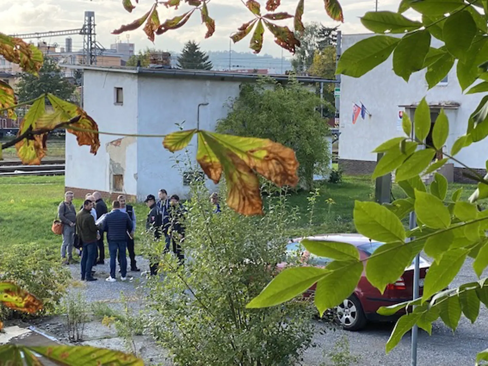 Rekonštrukcia streľby Martina Turčana na svojho kolegu. Priviedli ho v putách, ktoré mal na rukách aj nohách previazaných reťazou. Po 20 minútach ho odviedli a na mieste činu zostali policajti, policajný vyšetrovateľ, technici, súdna znalkyňa a zástupca prokuratúry.