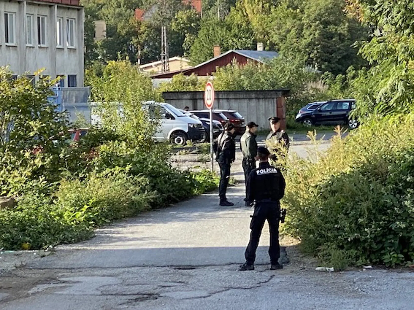 Policajti v uniformách dohliadali na to, aby sa k prebiehajúcej rekonštrukcii nedostal nikto nepovolaný.