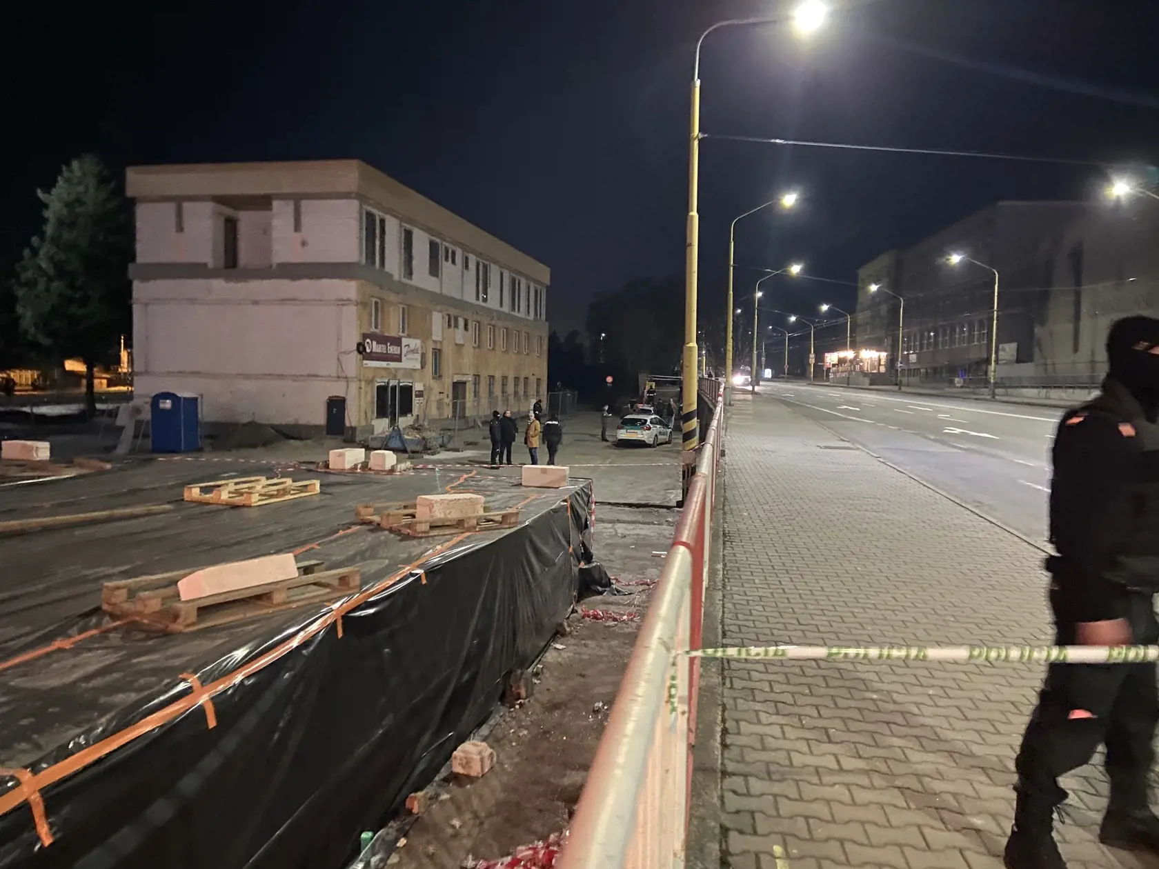 Tragická udalosť sa stala o 18:15 v pondelok 14. marca 2022 na parkovisku pred budovou bývalej železničnej stanice, ktorá stojí medzi čerpacou stanicou a železničným policajným oddelením. Policajt Martin Turčan (33), syn prešovskej primátorky Andrey Turčanovej, zastrelil svojho kolegu Filipa S. Tureka (†29). Ten upozorňoval svojich nadriadených na psychické problémy Martina a žiadal, aby mu odobrali zbraň. Žiaľ, nestihli a došlo k obávanému nešťastiu.