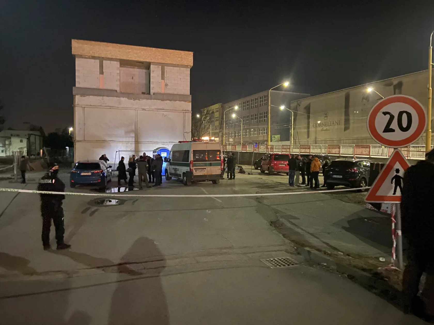 Na miesto prišli desiatky policajtov. Tragická udalosť sa stala o 18:15 v pondelok 14. marca 2022 na parkovisku pred budovou bývalej železničnej stanice, ktorá stojí medzi čerpacou stanicou a železničným policajným oddelením. Policajt Martin Turčan (33), syn prešovskej primátorky Andrey Turčanovej, zastrelil svojho kolegu Filipa S. Tureka (†29). Ten upozorňoval svojich nadriadených na psychické problémy Martina a žiadal, aby mu odobrali zbraň. Žiaľ, nestihli a došlo k obávanému nešťastiu.